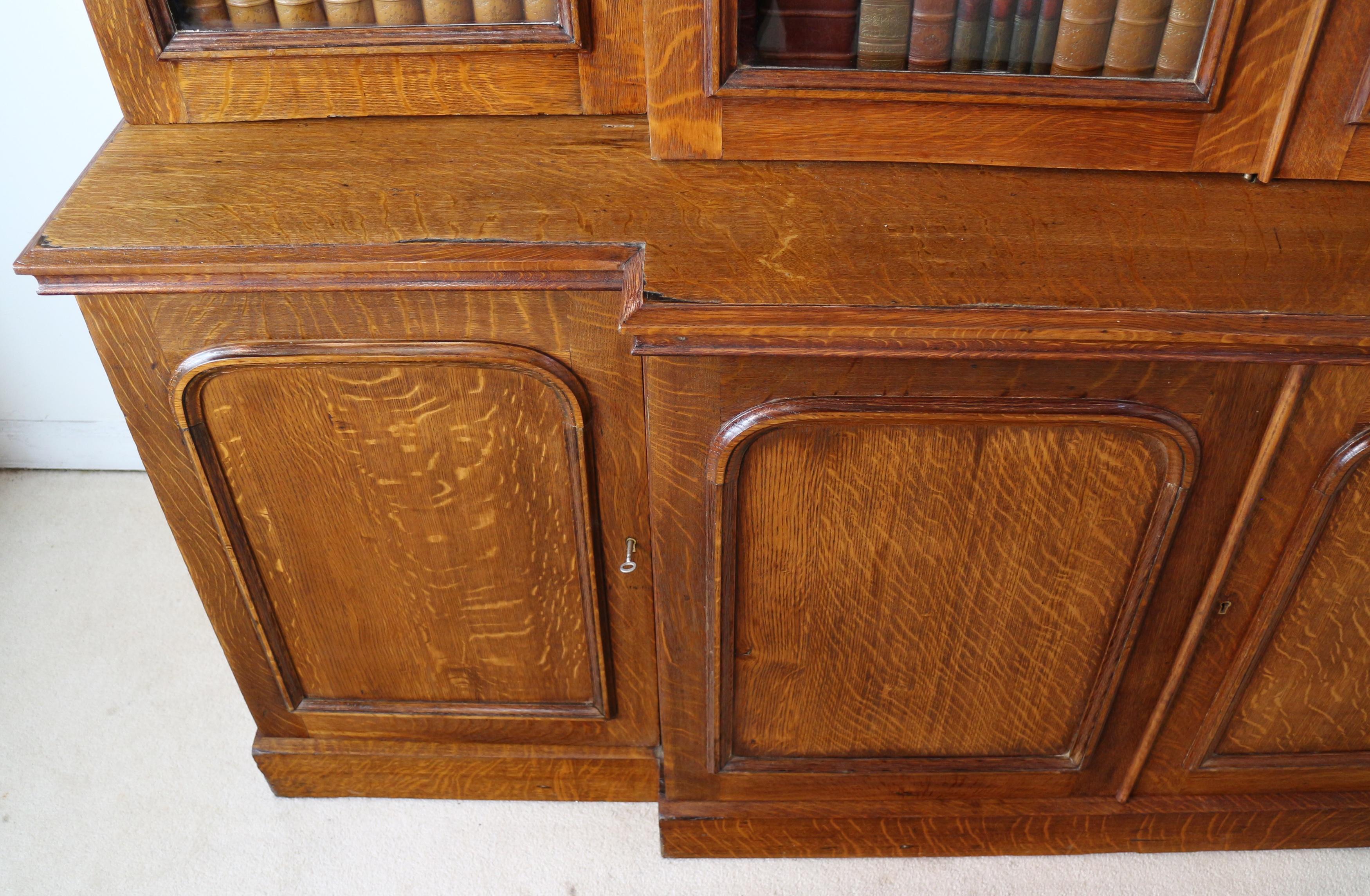 Antique English 19th Century William IV Oak Breakfront Bookcase For Sale 5