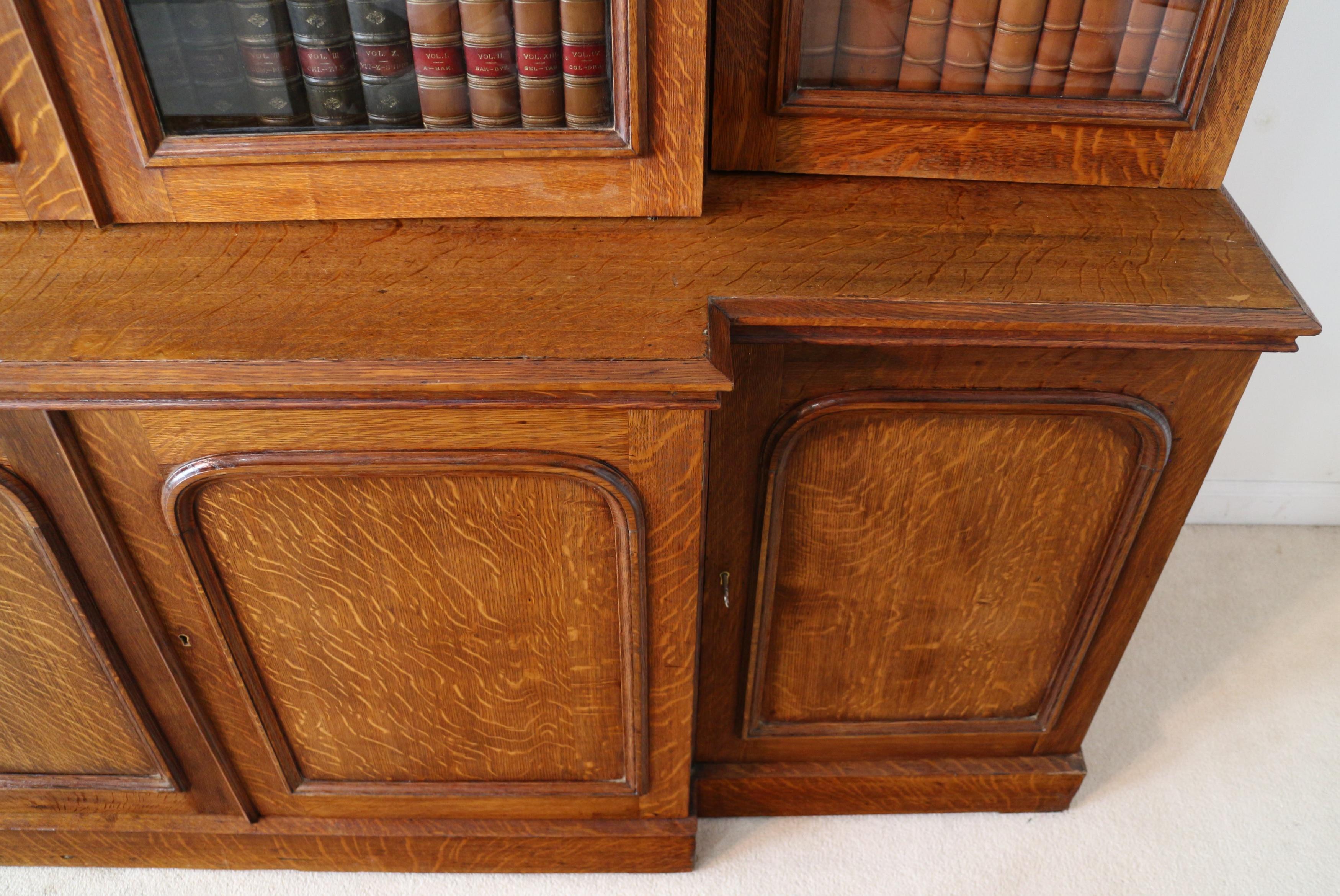 Antique English 19th Century William IV Oak Breakfront Bookcase For Sale 6