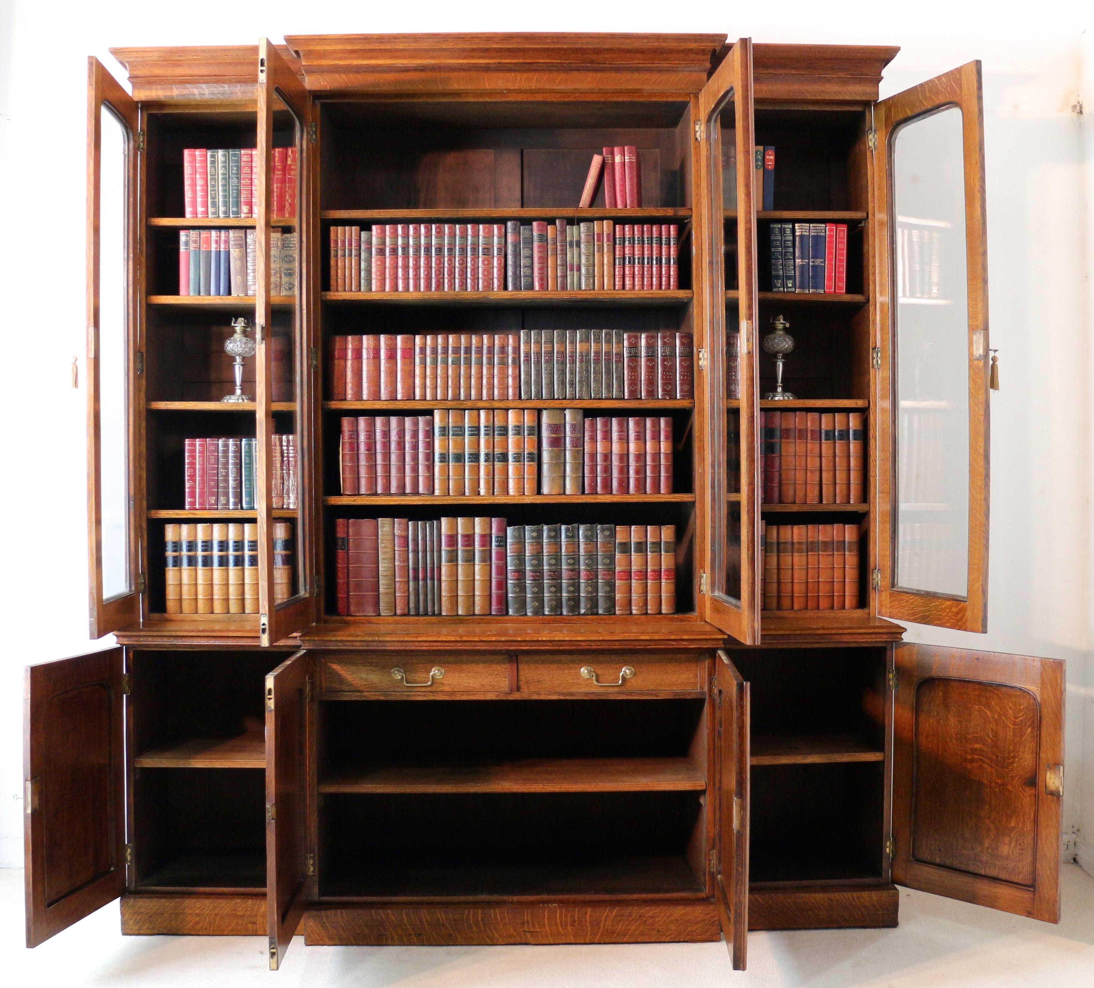 Bibliothèque anglaise ancienne en chêne William IV du 19ème siècle avec façade brisée en vente 6
