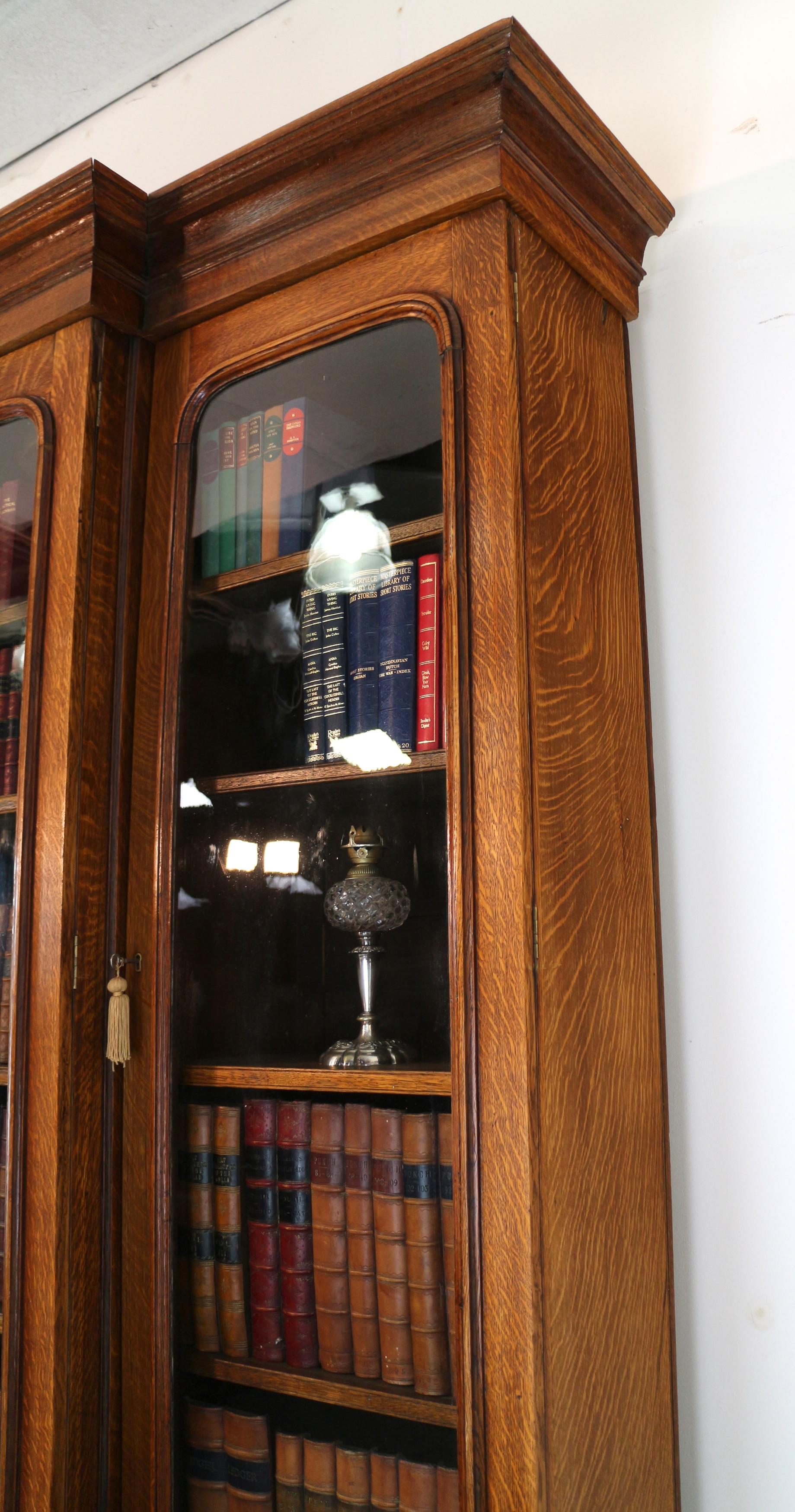 Bibliothèque anglaise ancienne en chêne William IV du 19ème siècle avec façade brisée en vente 10
