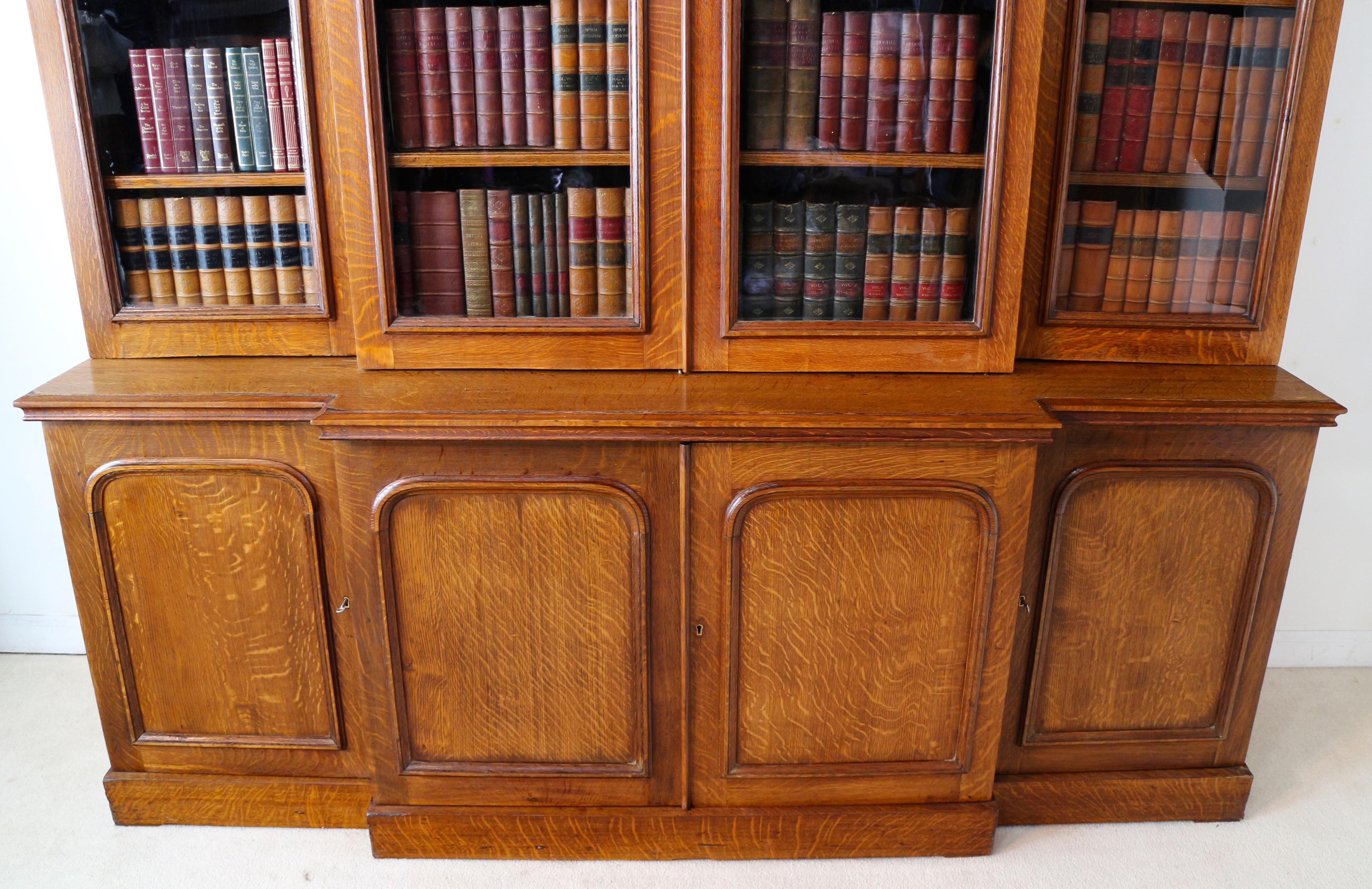 Bibliothèque anglaise ancienne en chêne William IV du 19ème siècle avec façade brisée Bon état - En vente à Glasgow, GB