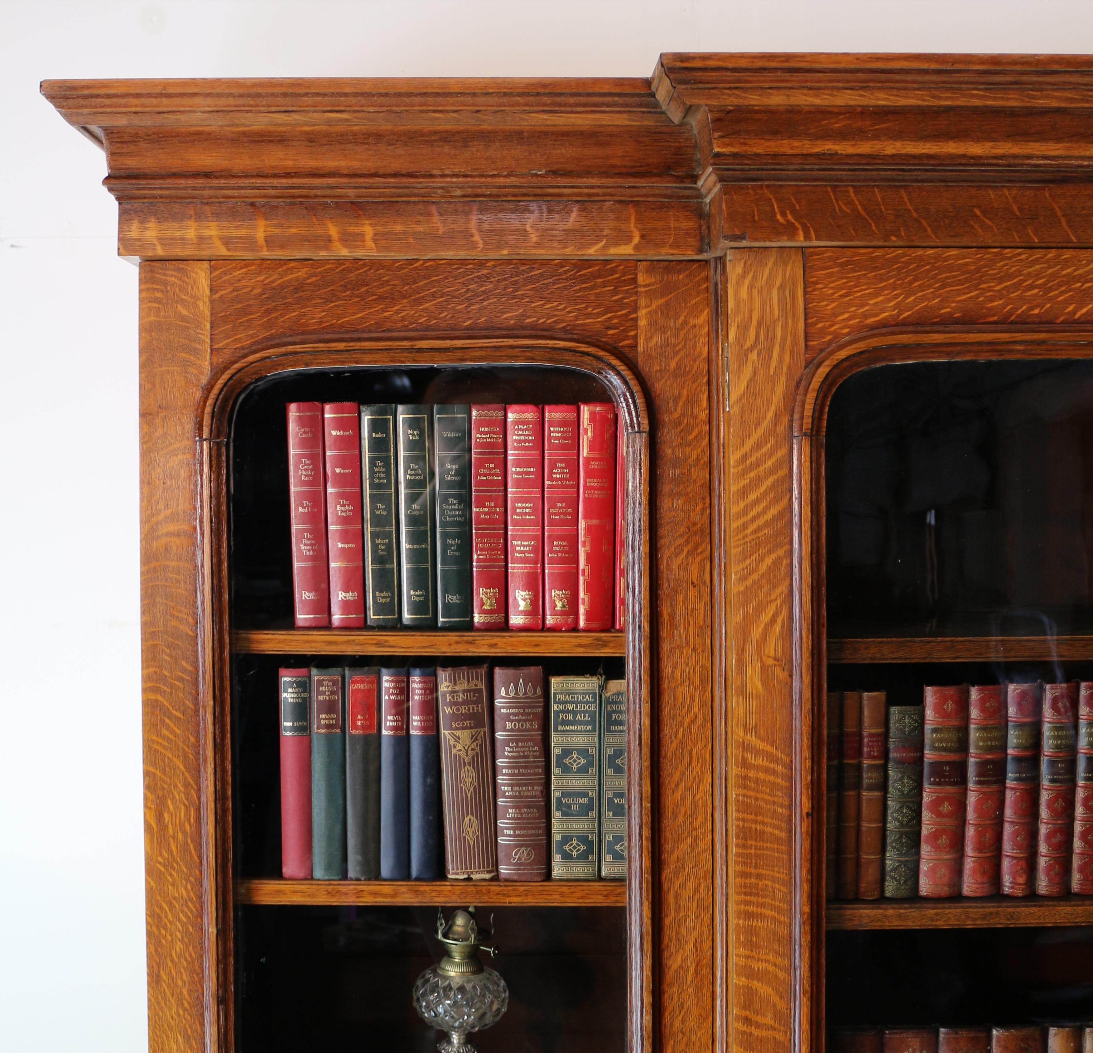 Antique English 19th Century William IV Oak Breakfront Bookcase In Good Condition For Sale In Glasgow, GB