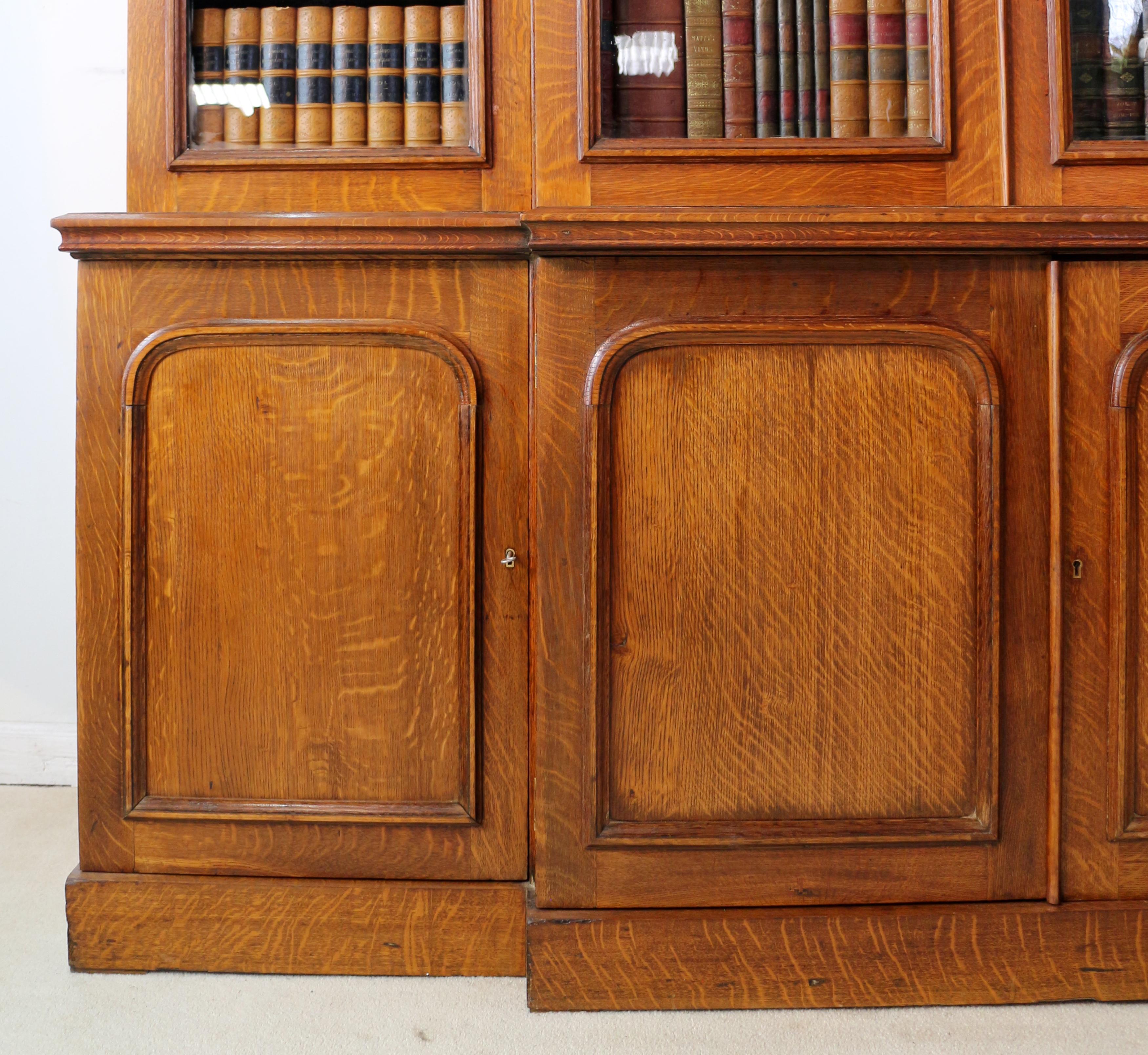 Antique English 19th Century William IV Oak Breakfront Bookcase For Sale 1