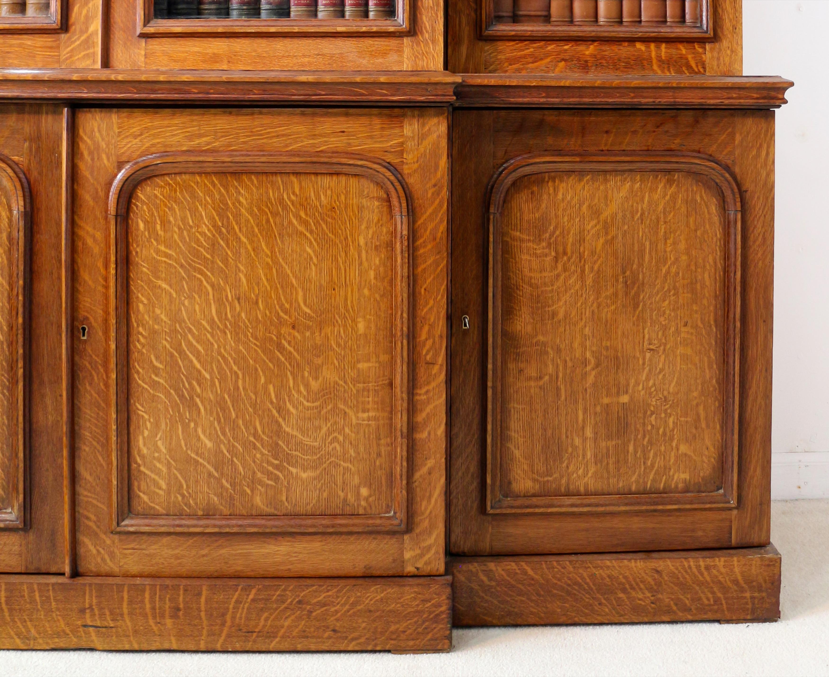 Antique English 19th Century William IV Oak Breakfront Bookcase For Sale 2