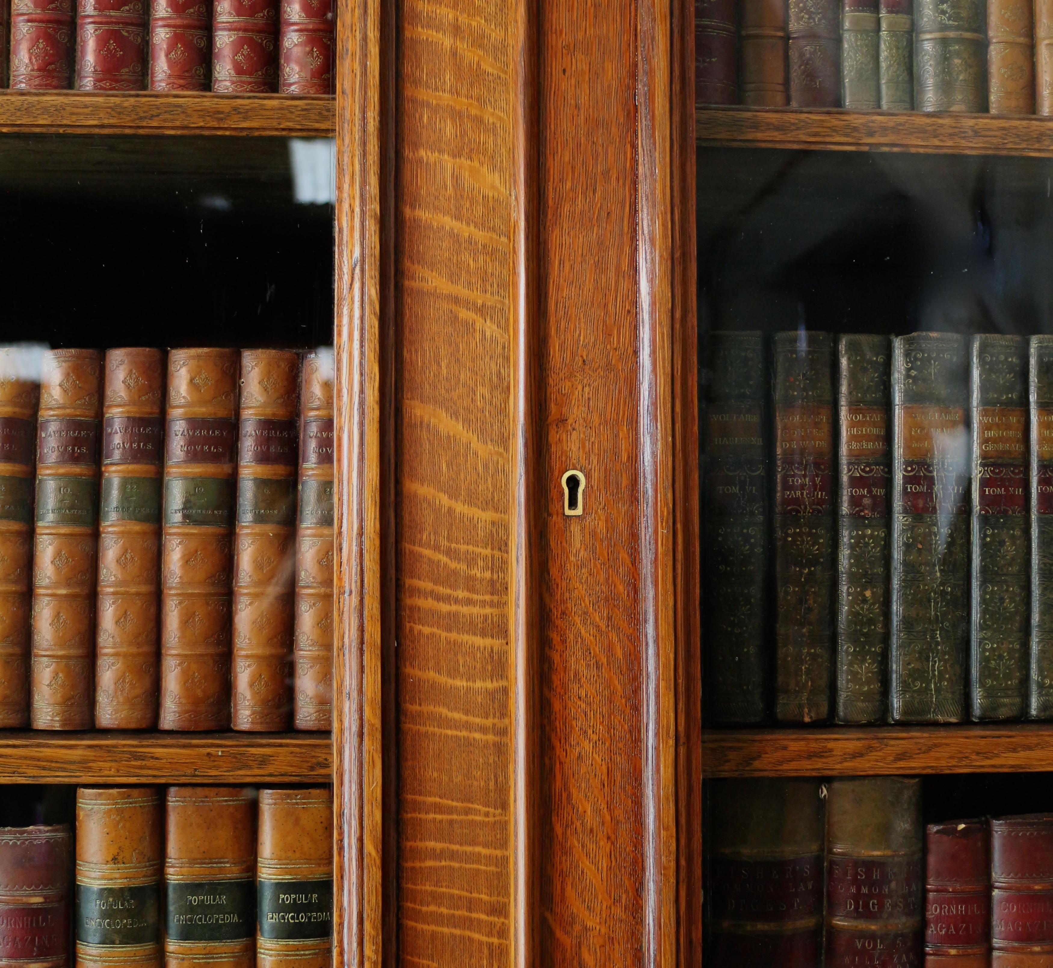 Chêne Bibliothèque anglaise ancienne en chêne William IV du 19ème siècle avec façade brisée en vente