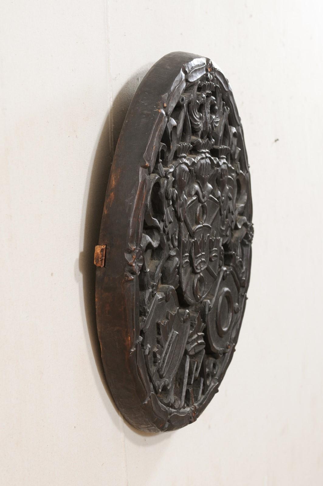 Bois Ancienne plaque murale ronde anglaise sculptée à motif de chevaliers, de bouclier et de couronne  en vente