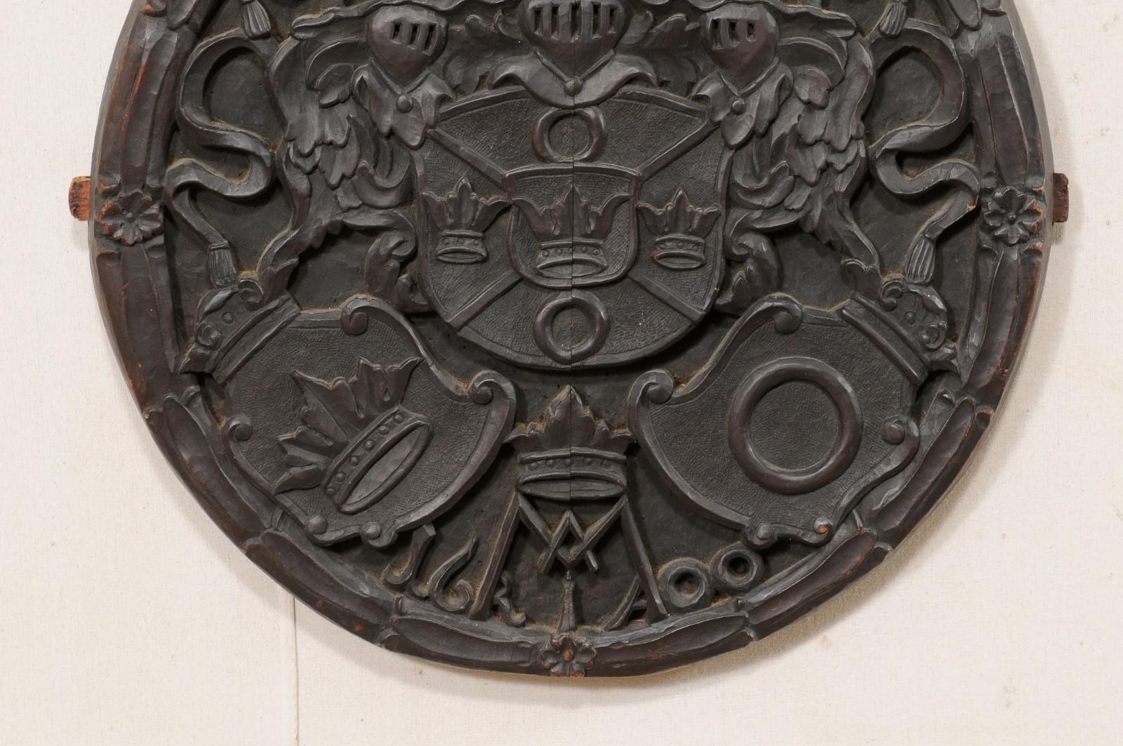 Ancienne plaque murale ronde anglaise sculptée à motif de chevaliers, de bouclier et de couronne  en vente 1