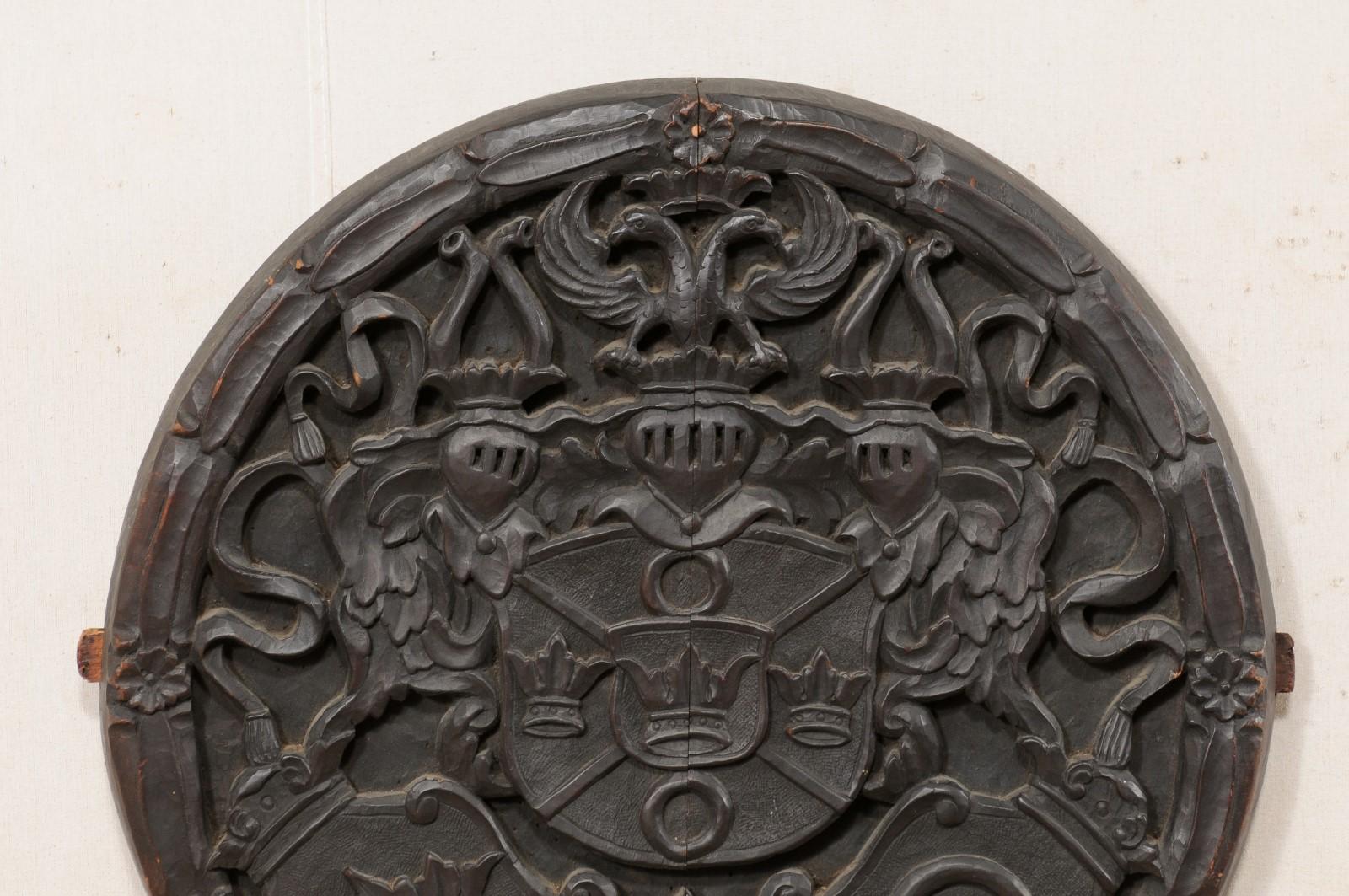 Ancienne plaque murale ronde anglaise sculptée à motif de chevaliers, de bouclier et de couronne  en vente 2
