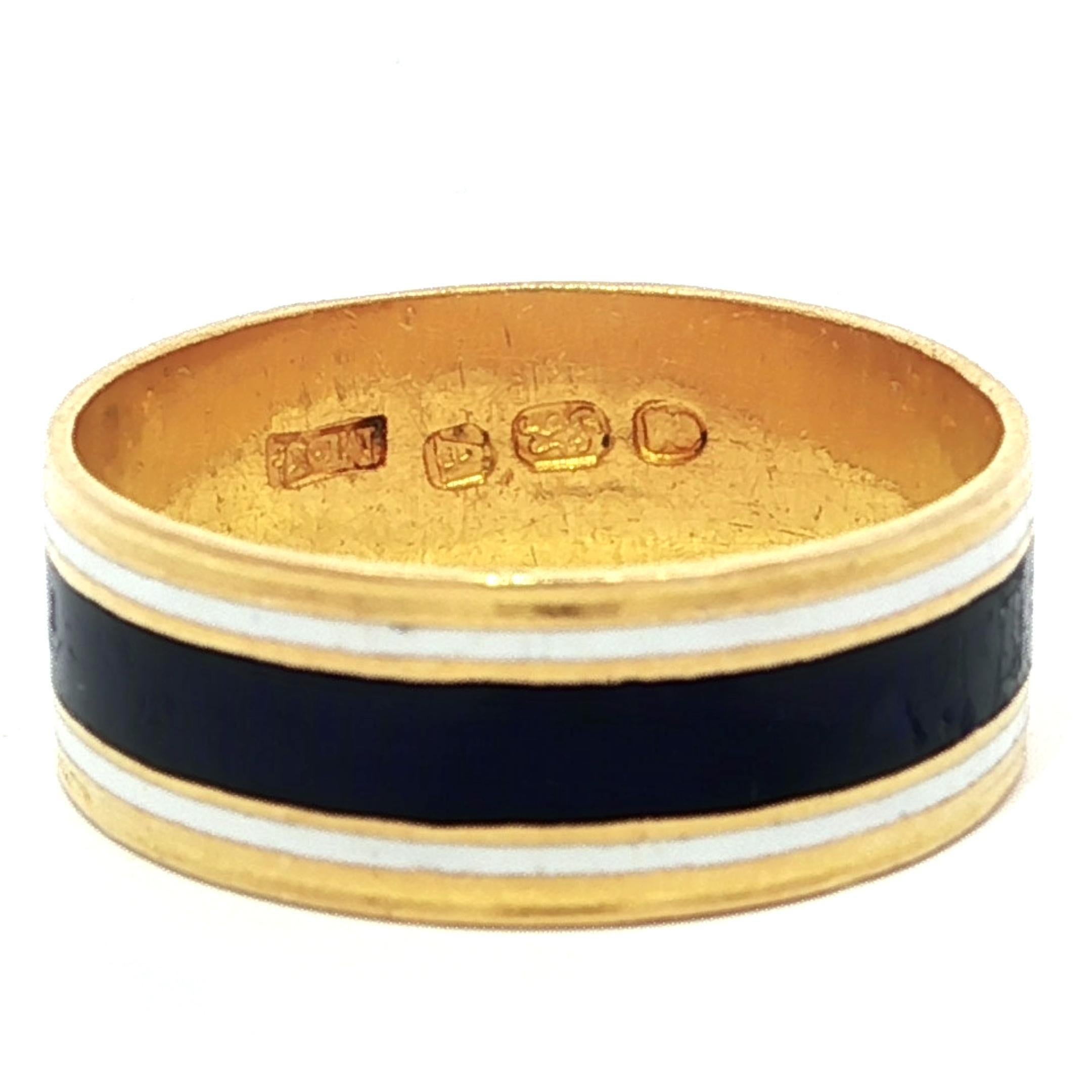 Antike englische 22k Gelbgold blau & weiß Emaille Arbeit 6,9mm breite Band Ring im Zustand „Gut“ im Angebot in Montclair, NJ