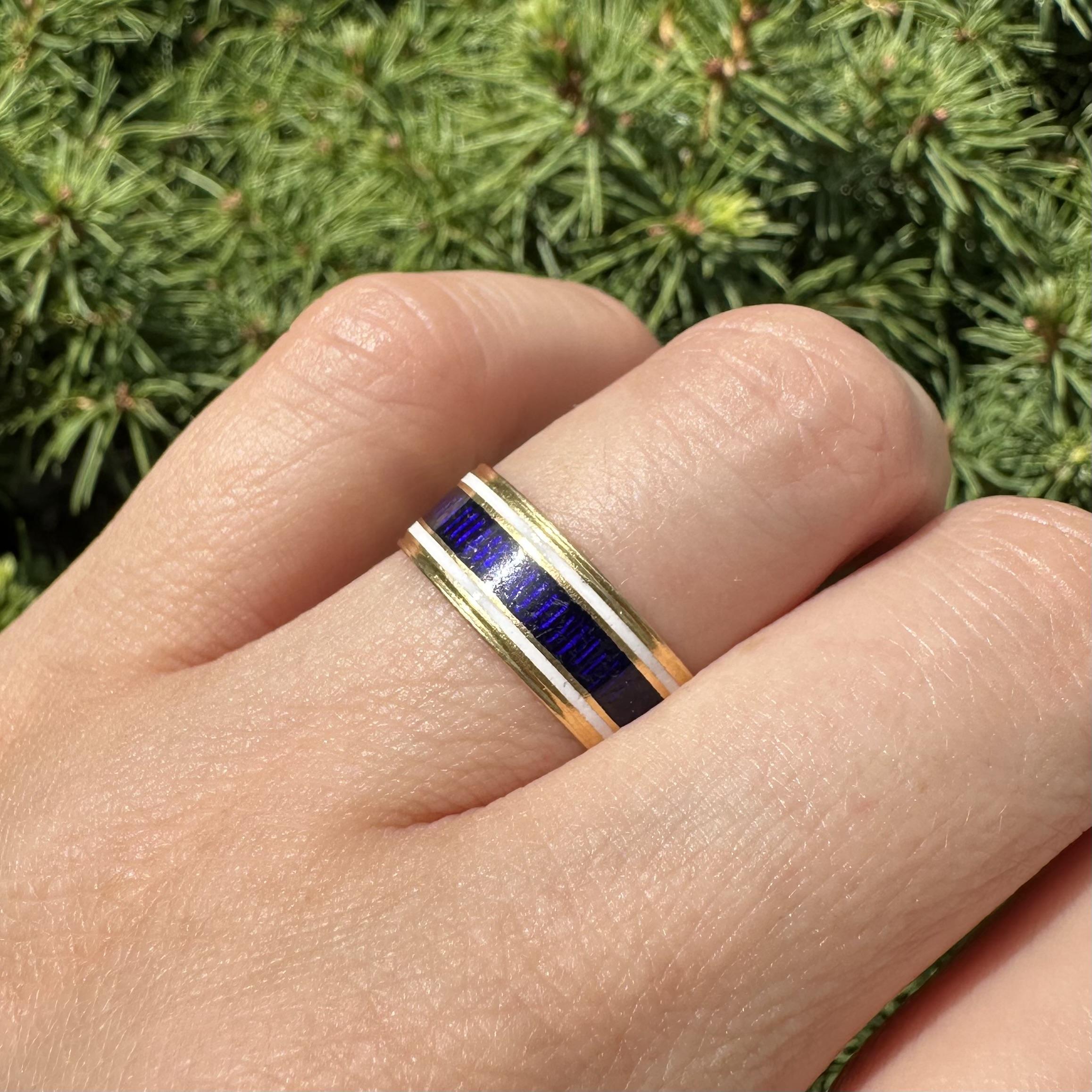 Antike englische 22k Gelbgold blau & weiß Emaille Arbeit 6,9mm breite Band Ring im Angebot 3