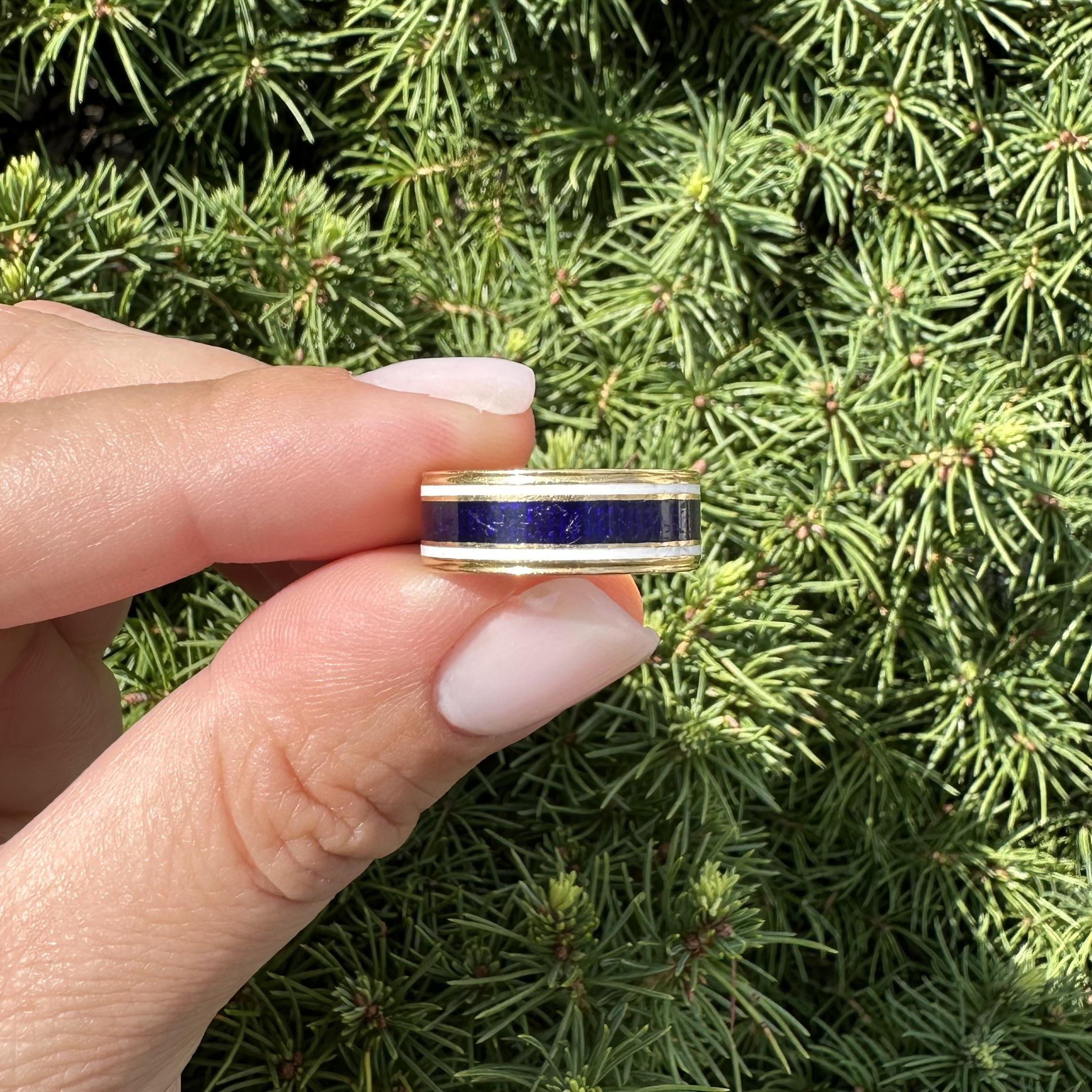 Antike englische 22k Gelbgold blau & weiß Emaille Arbeit 6,9mm breite Band Ring im Angebot 4