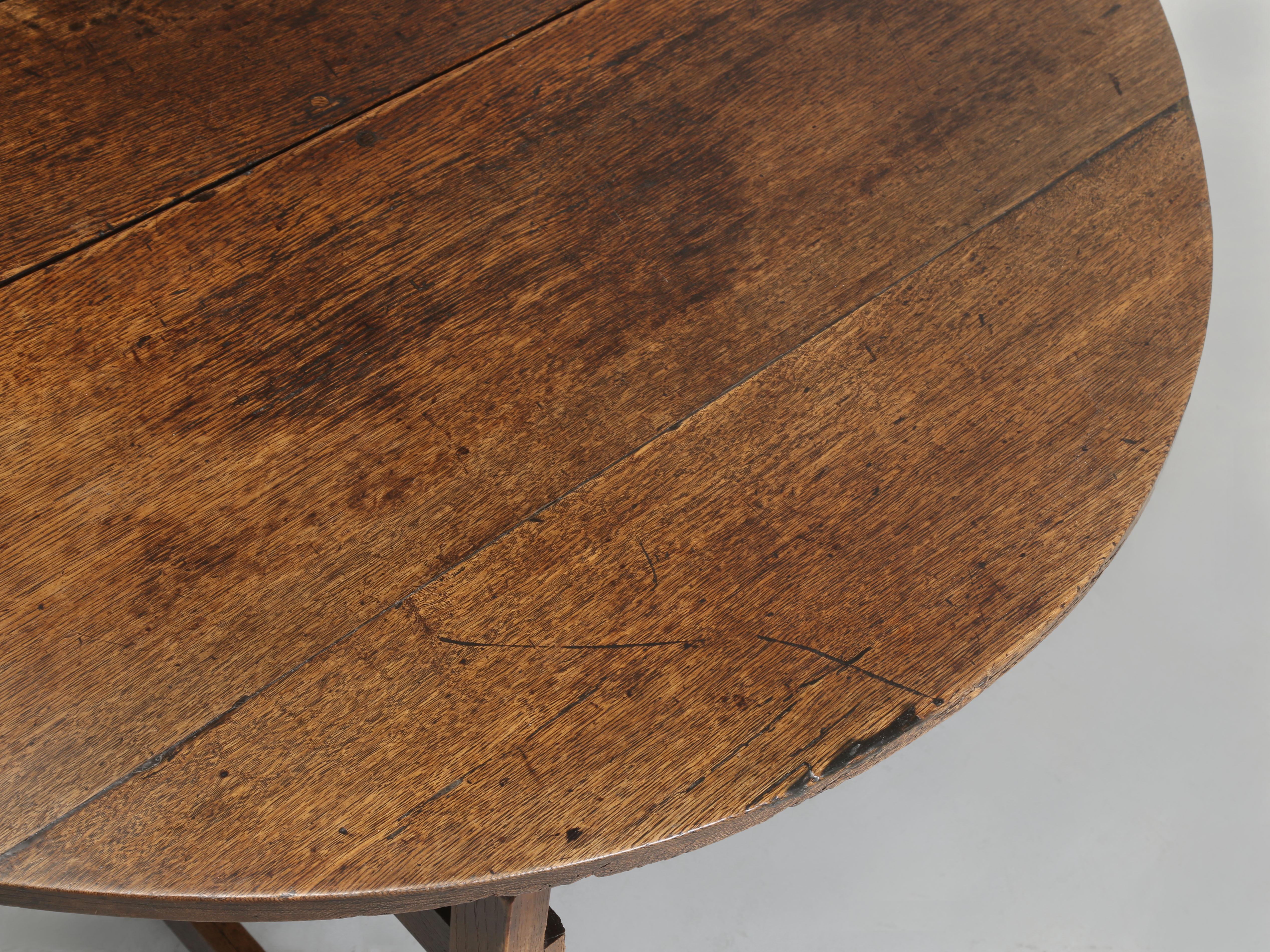 Antique English 250-Year Old Drop-Leaf Oak Dining Table with a Great Patina For Sale 4