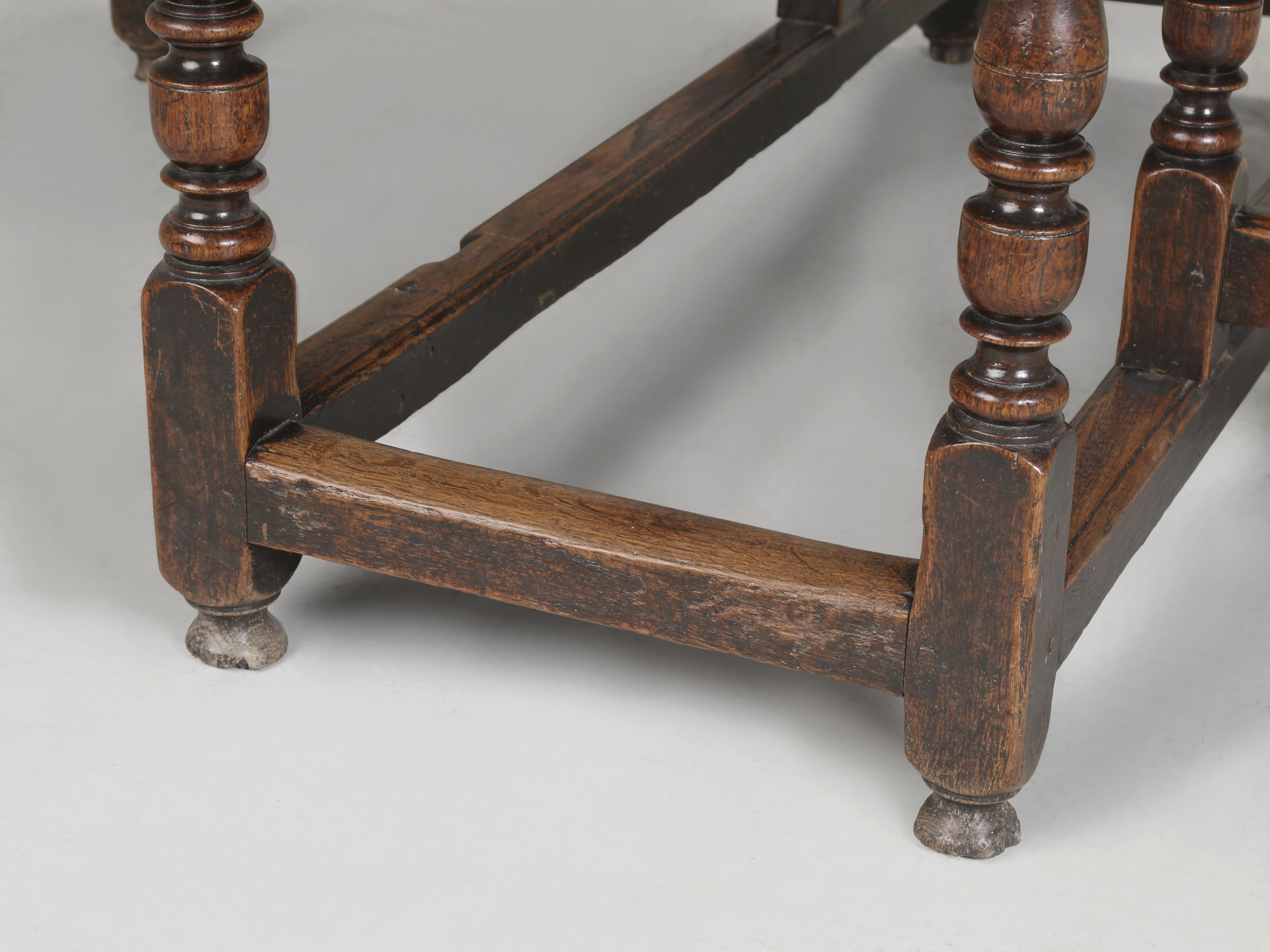 Antique English 250-Year Old Drop-Leaf Oak Dining Table with a Great Patina For Sale 11
