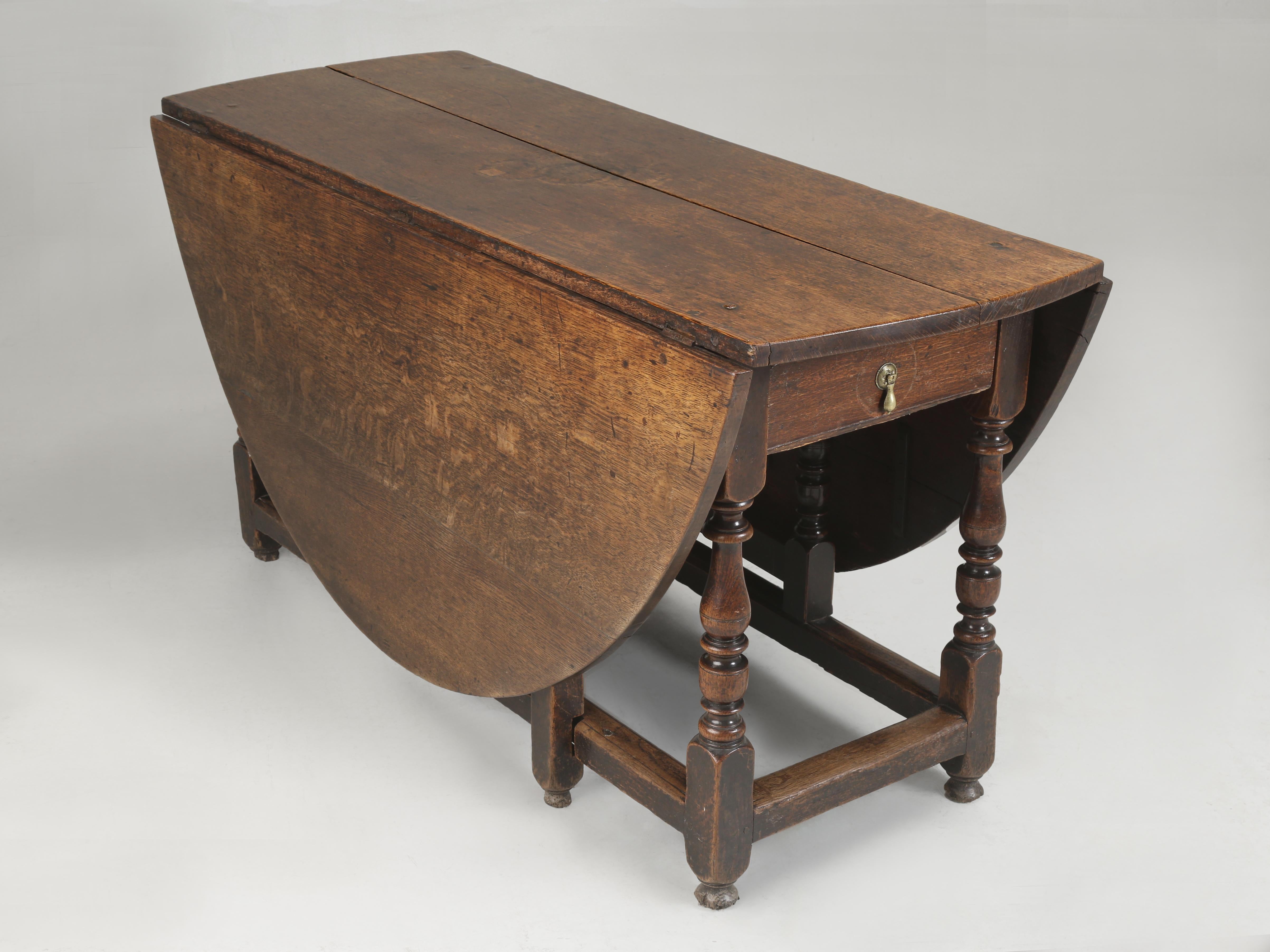 Antique English 250-Year Old Drop-Leaf Oak Dining Table with a Great Patina In Good Condition For Sale In Chicago, IL