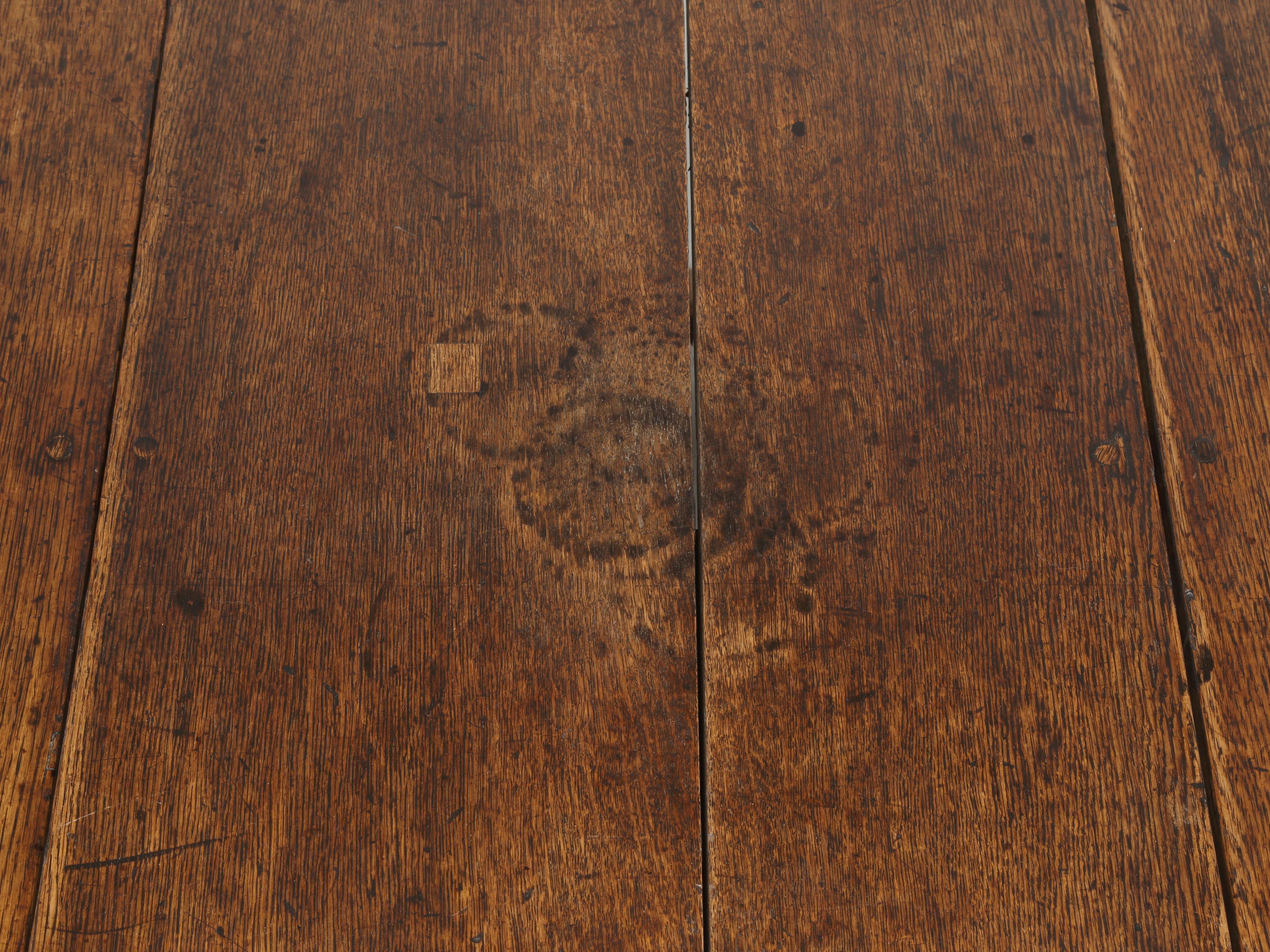 Antique English 250-Year Old Drop-Leaf Oak Dining Table with a Great Patina For Sale 3