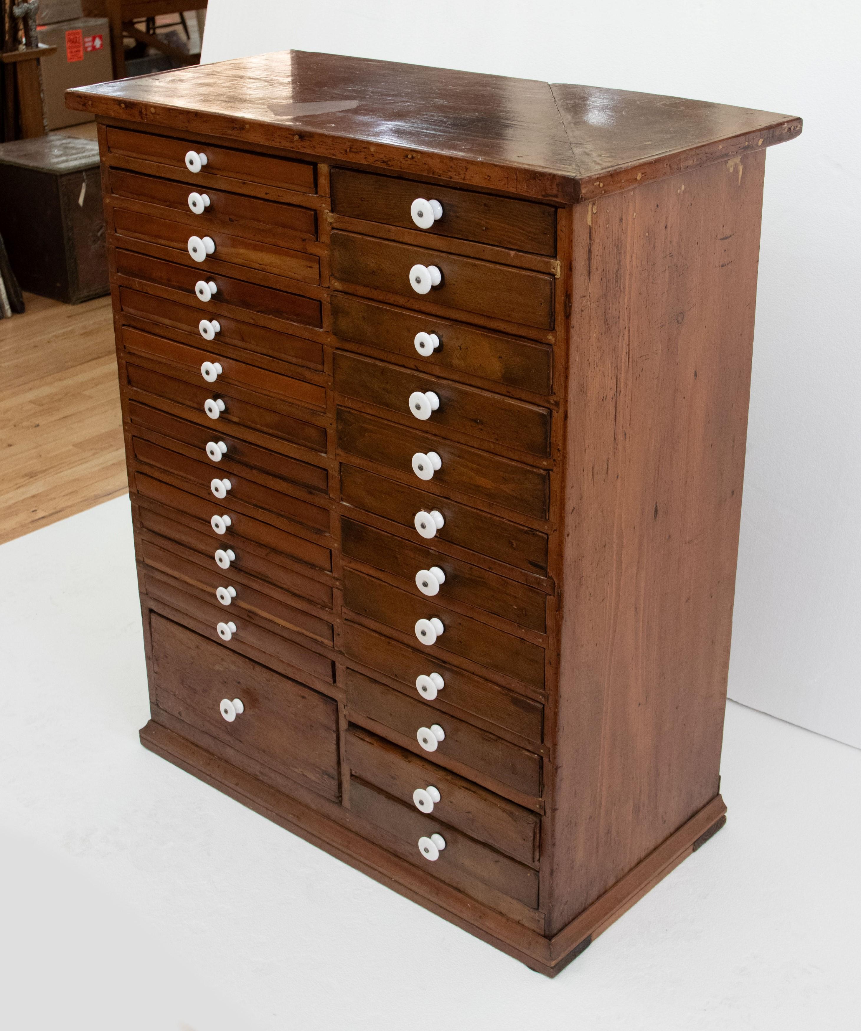 Cabinet dentaire anglais ancien à 26 tiroirs plats en Wood en vente 3