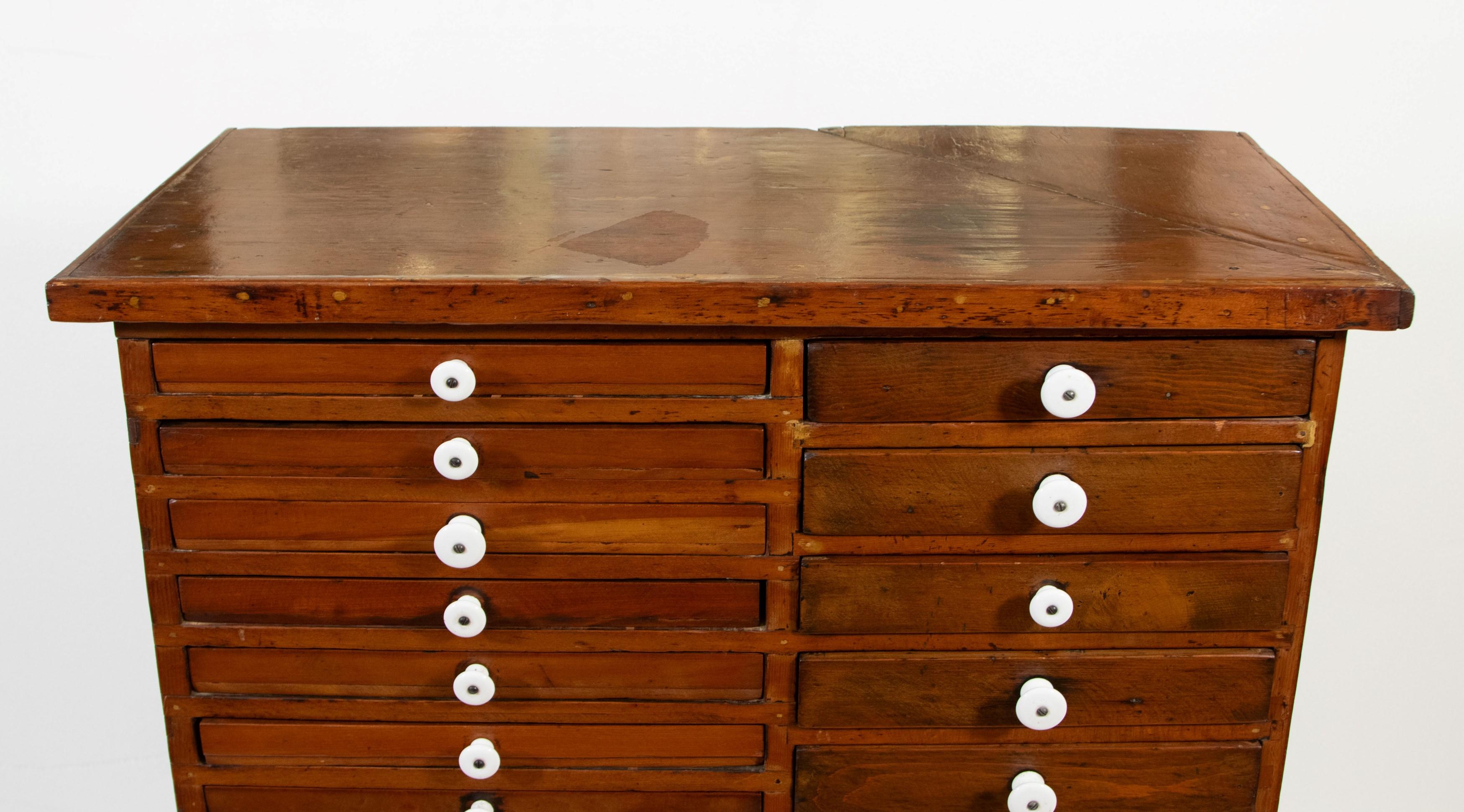 Industriel Cabinet dentaire anglais ancien à 26 tiroirs plats en Wood en vente