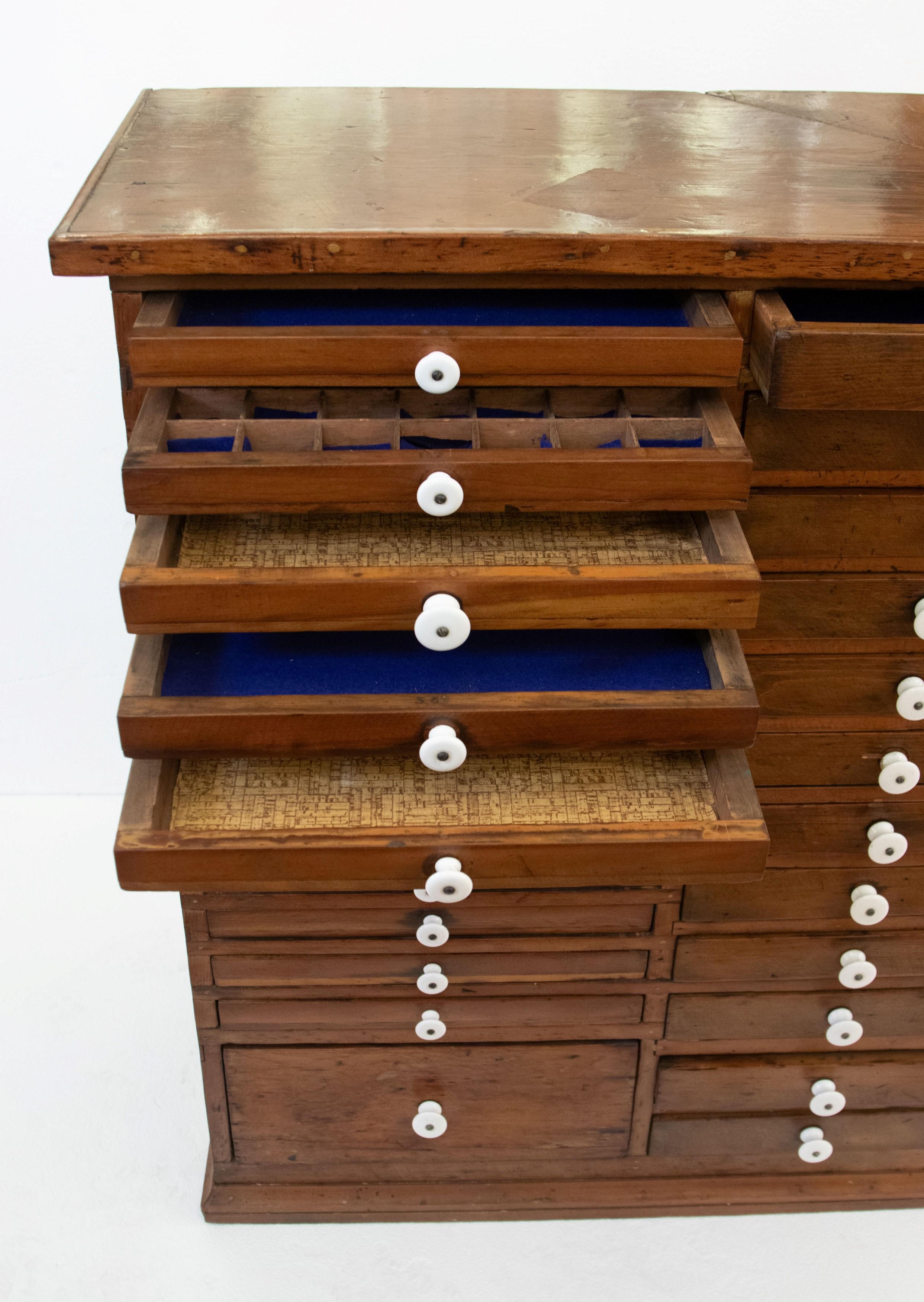 Bois Cabinet dentaire anglais ancien à 26 tiroirs plats en Wood en vente