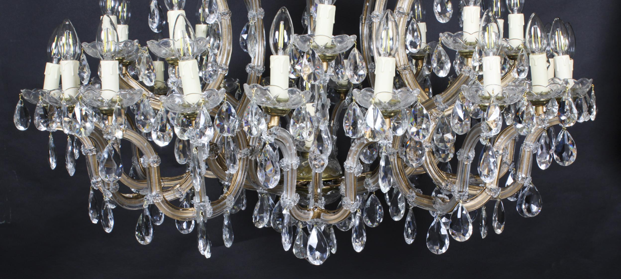 Anglais Lustre anglais ancien de salle de bal à 41 lumières en cristal des années 1920 en vente