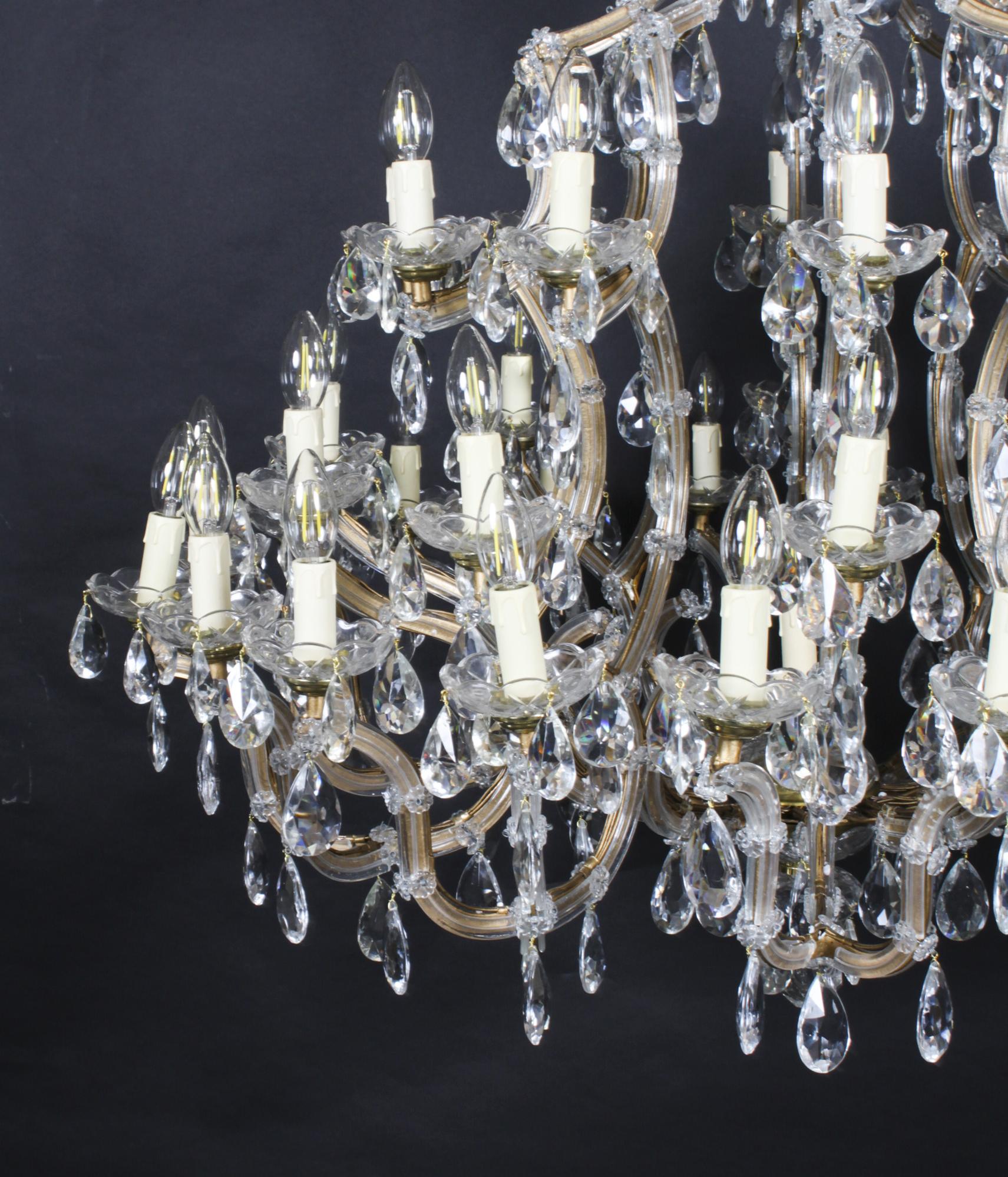 Début du 20ème siècle Lustre anglais ancien de salle de bal à 41 lumières en cristal des années 1920 en vente