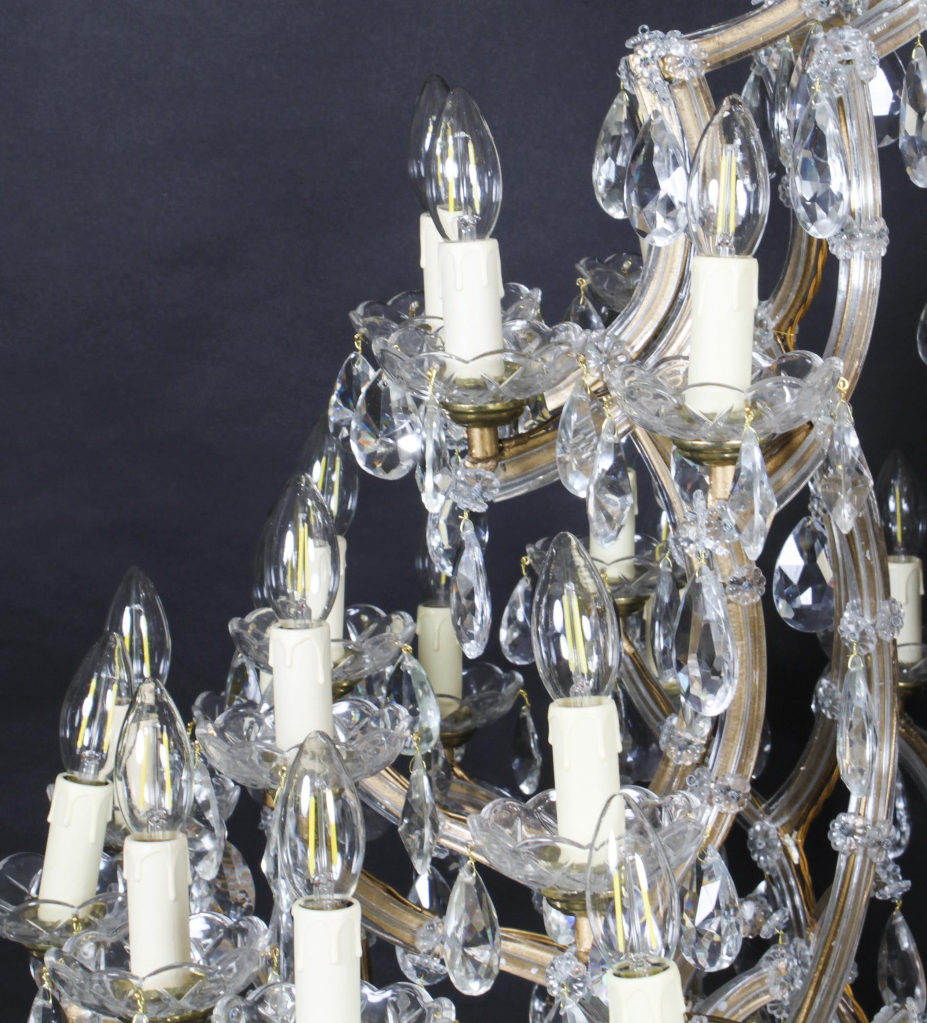 Début du 20ème siècle Lustre anglais ancien de salle de bal à 41 lumières en cristal des années 1920 en vente