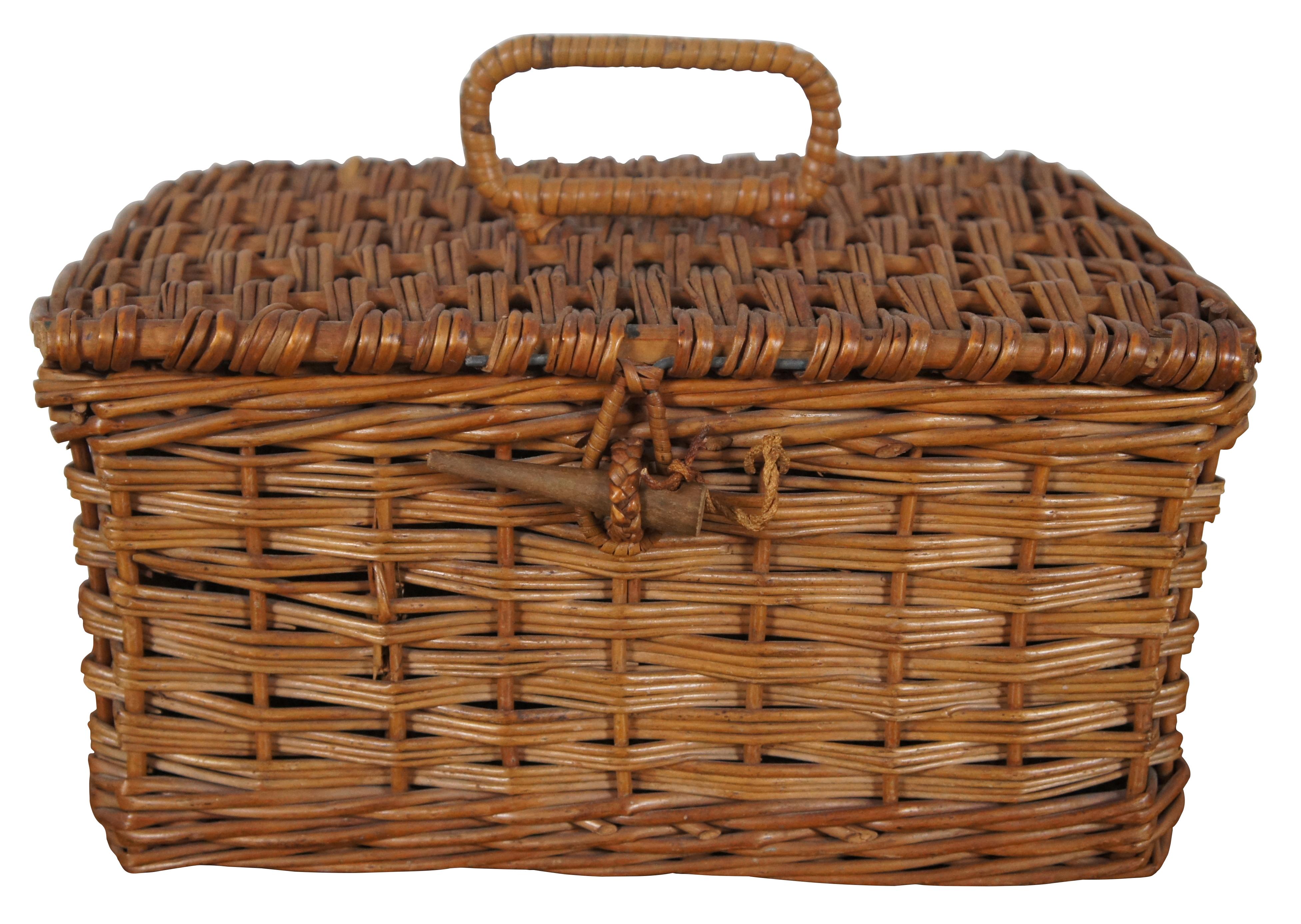 Antique English 7pc Coracle Wicker Travel Picnic Basket Box Hamper In Good Condition In Dayton, OH