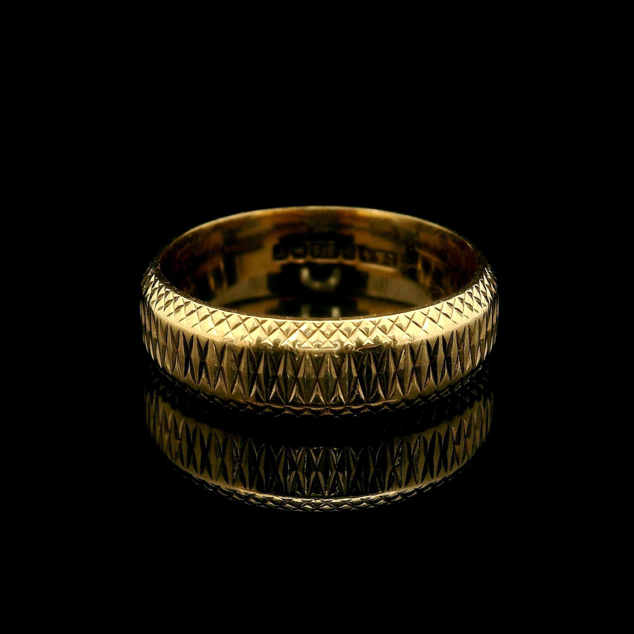 MATERIAL : Or jaune 9k massif
Poids : 4.29 grammes
Taille de la bague : 7.5 (ajustée au doigt, ne peut être dimensionnée)
Largeur de l'anneau : 5,79 mm (haut de l'anneau - du nord au sud) 
Hauteur de l'anneau : 1,56 mm (hauteur du doigt)
Condit :