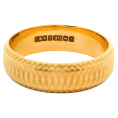 Antico anello inglese in oro giallo 9k finemente inciso a forma di croce con tratteggio