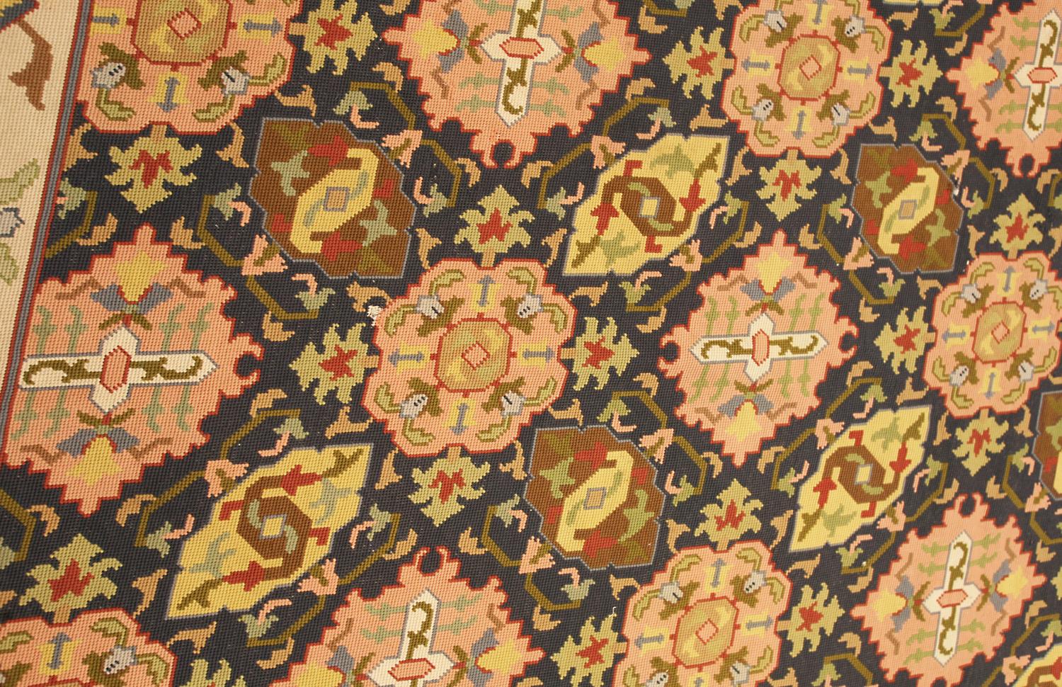 Dies ist eine antike englische Nadelspitze Teppich gewebt während des Endes des 19. Jahrhunderts um 1900 und misst 217 x 122CM in der Größe. Bei diesem Stück handelt es sich um eine traditionelle Allover-Variante des berühmten 