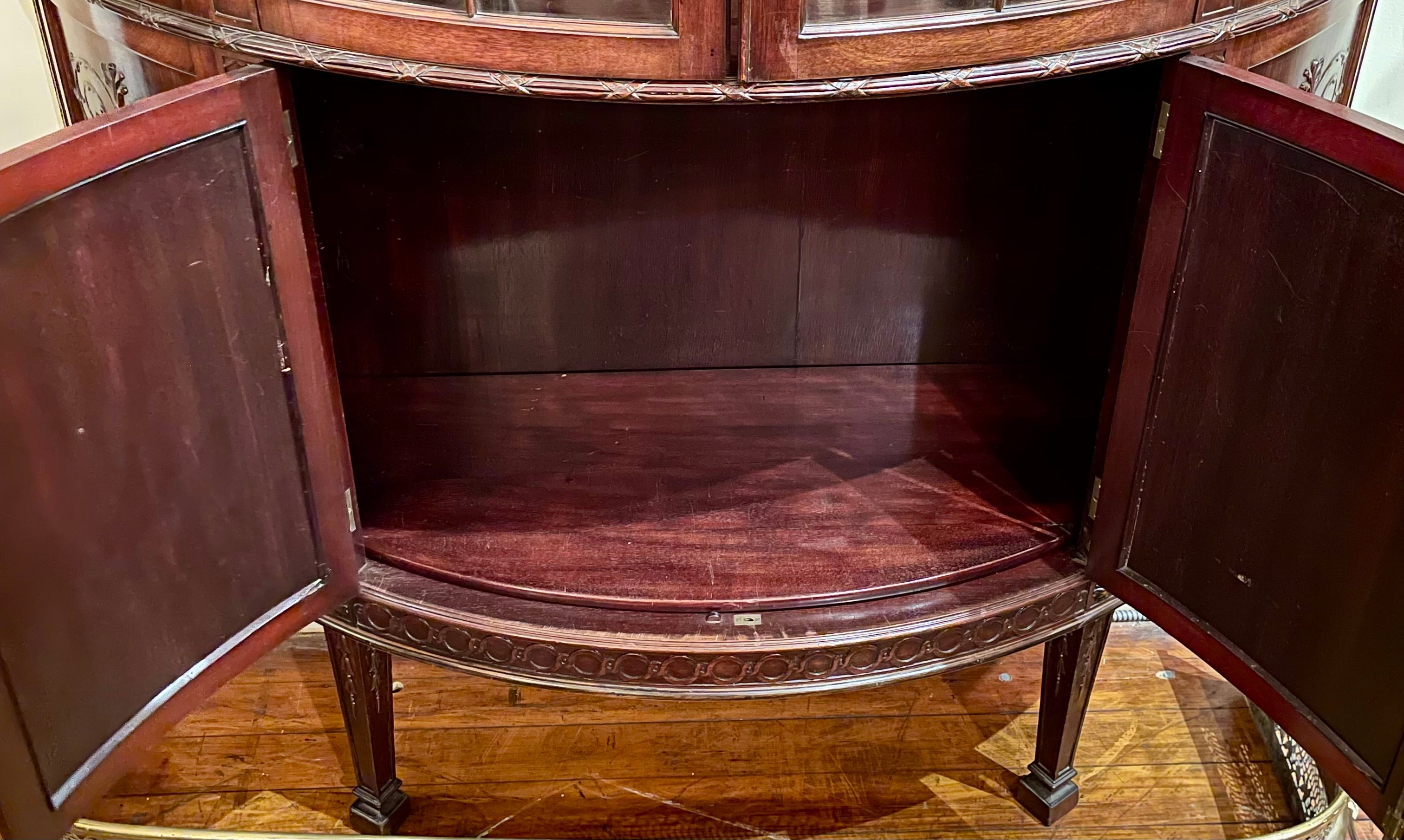 Inglese Antico mobile inglese in stile Adams in mogano e vetro, CIRCA 1890. in vendita