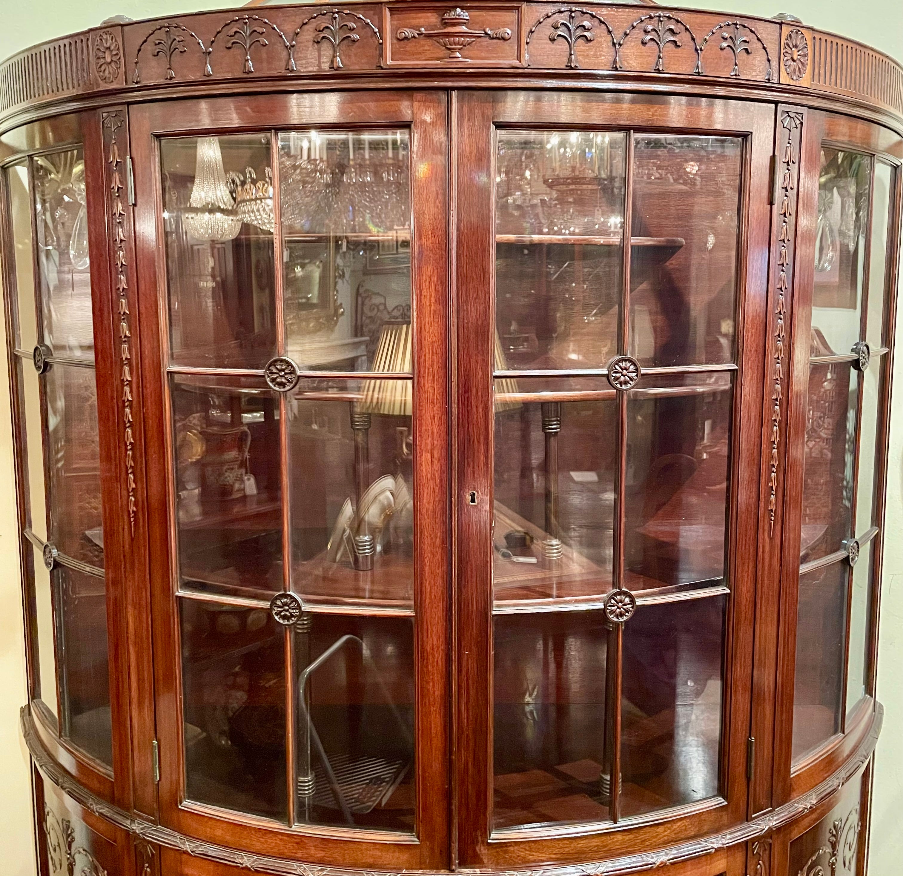 Antico mobile inglese in stile Adams in mogano e vetro, CIRCA 1890. In condizioni buone in vendita a New Orleans, LA