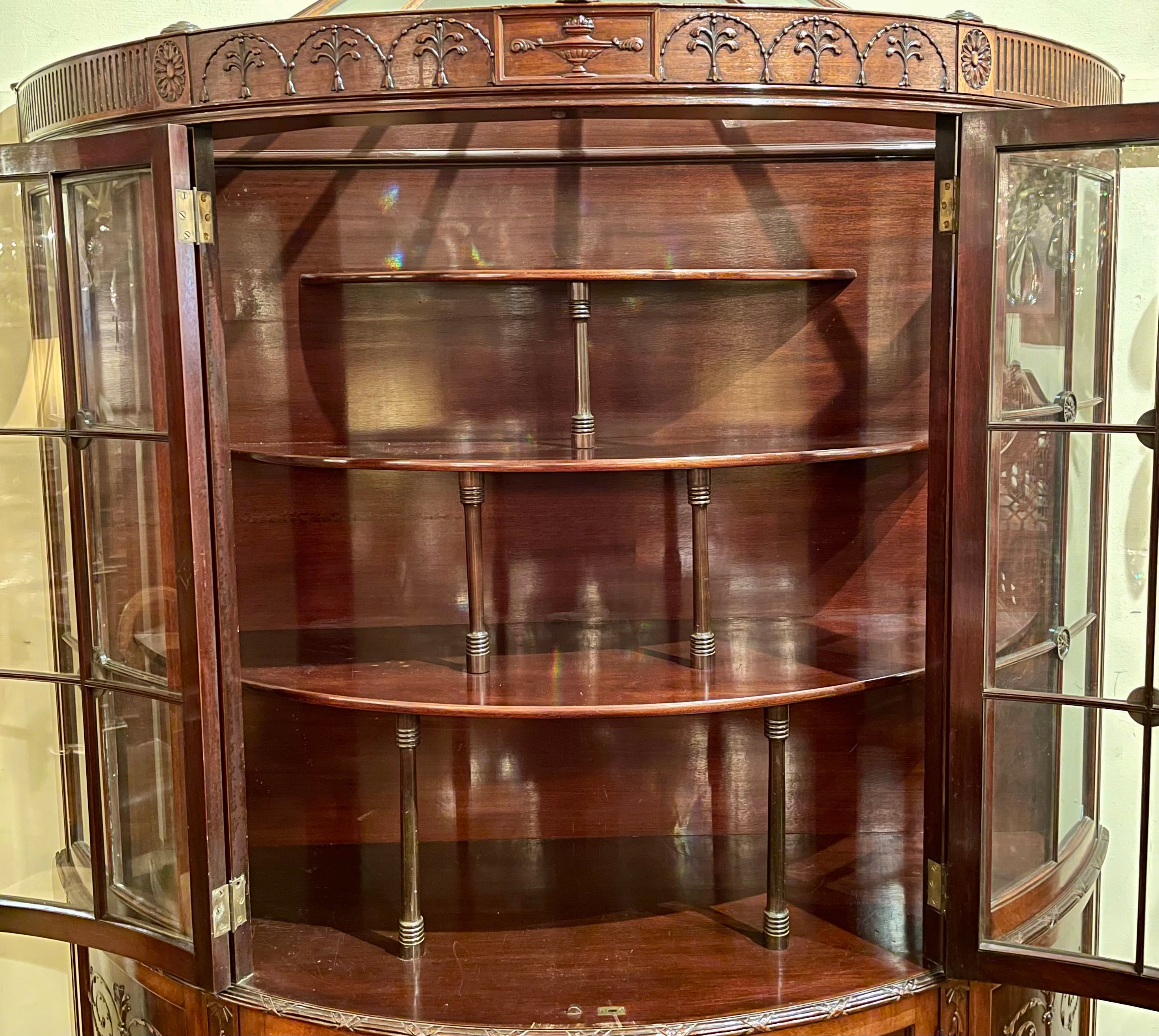 XIX secolo Antico mobile inglese in stile Adams in mogano e vetro, CIRCA 1890. in vendita