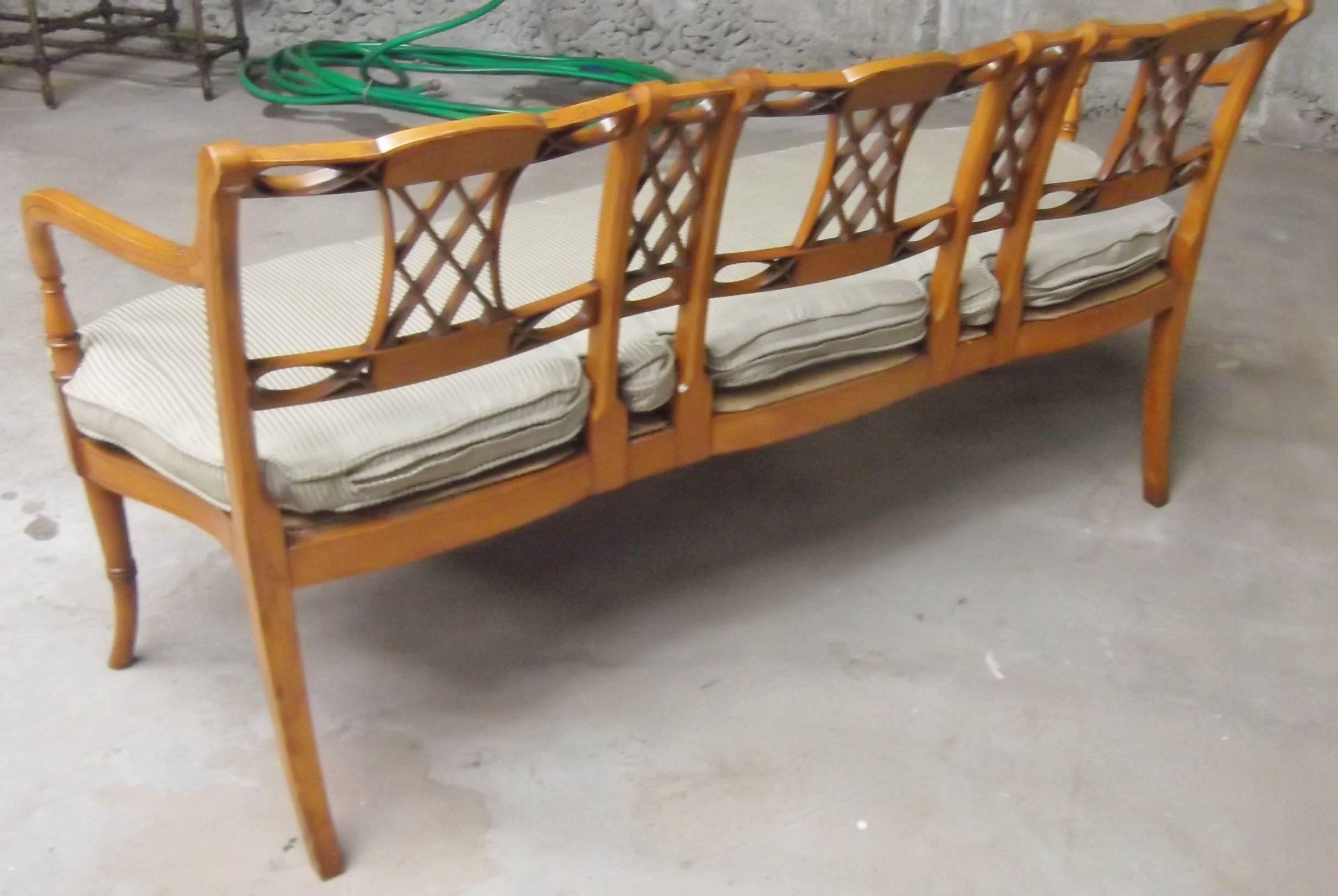 Élégant et gracieux canapé trois places de style Adam anglais peint à la main. Bois de satin patiné et adouci, avec décor peint à la main sur toute la surface. Le siège était en rotin mais a été renforcé par une plateforme en bois comme on le voit