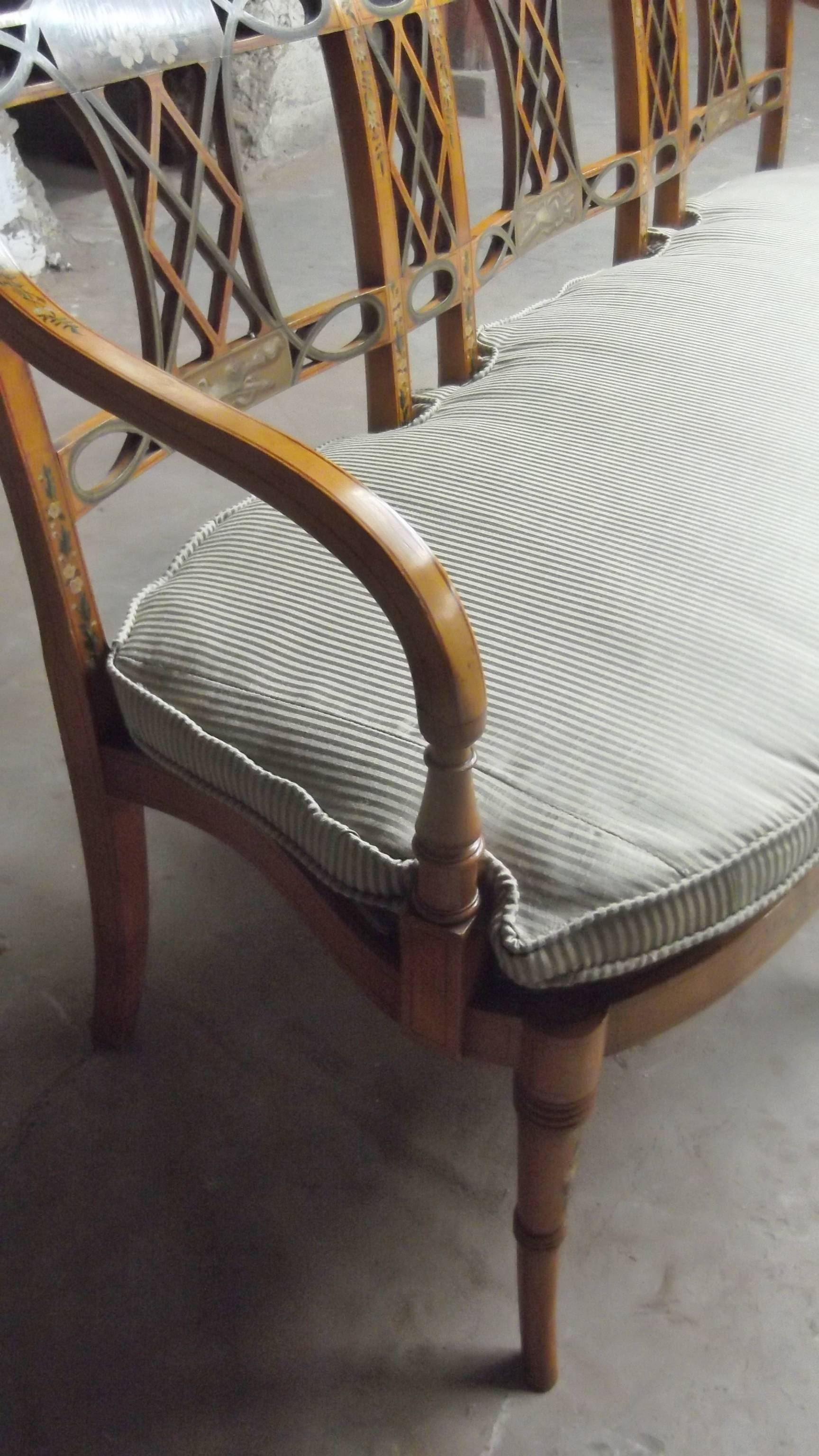 Style Adam Ancienne banquette anglaise de style Adam avec décoration peinte à la main en vente
