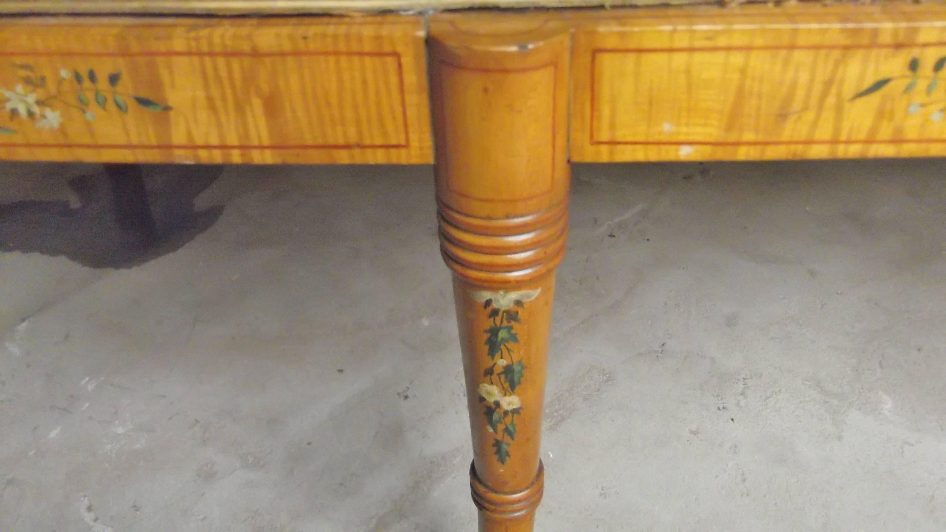 Anglais Ancienne banquette anglaise de style Adam avec décoration peinte à la main en vente