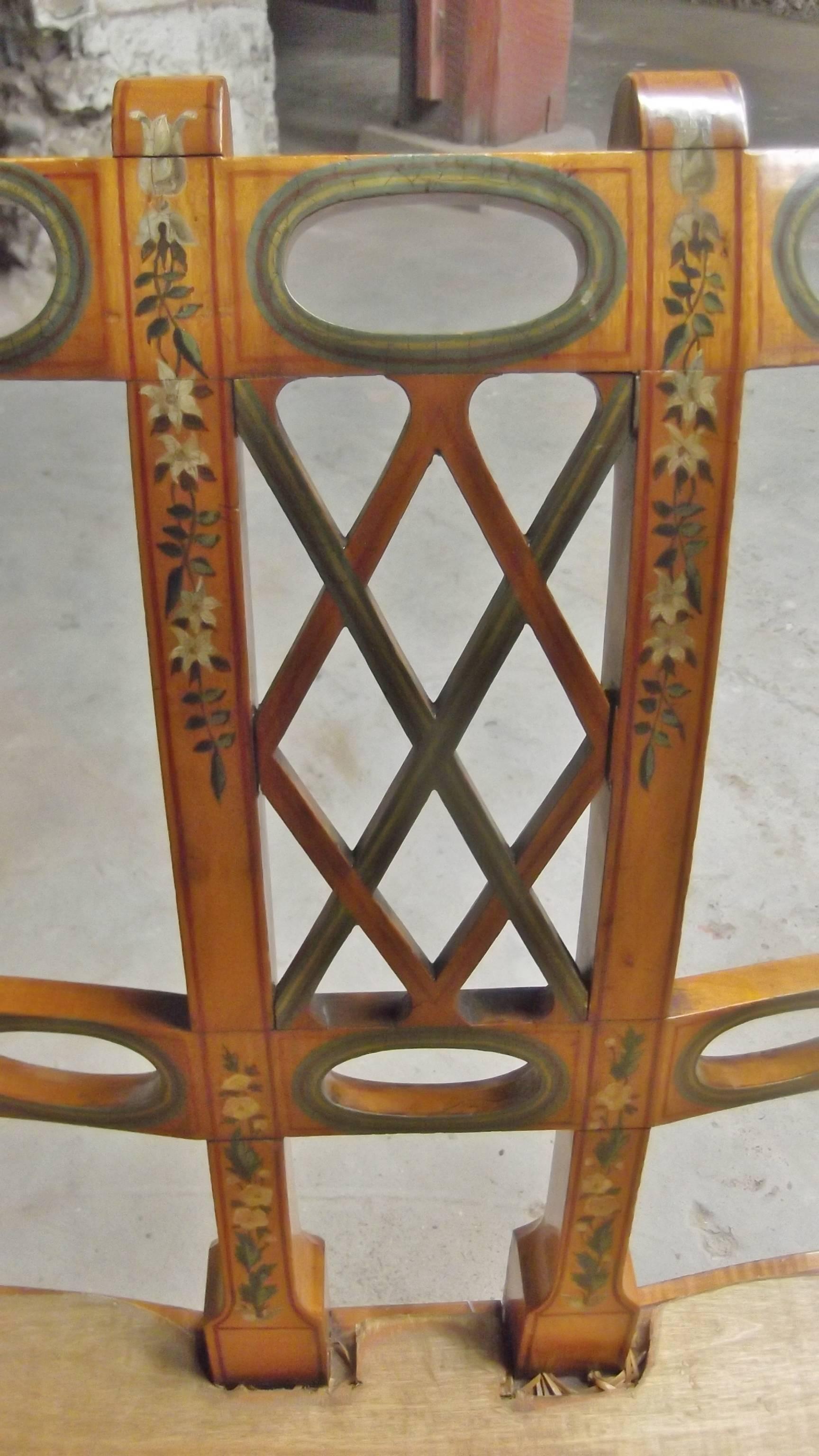Peint à la main Ancienne banquette anglaise de style Adam avec décoration peinte à la main en vente