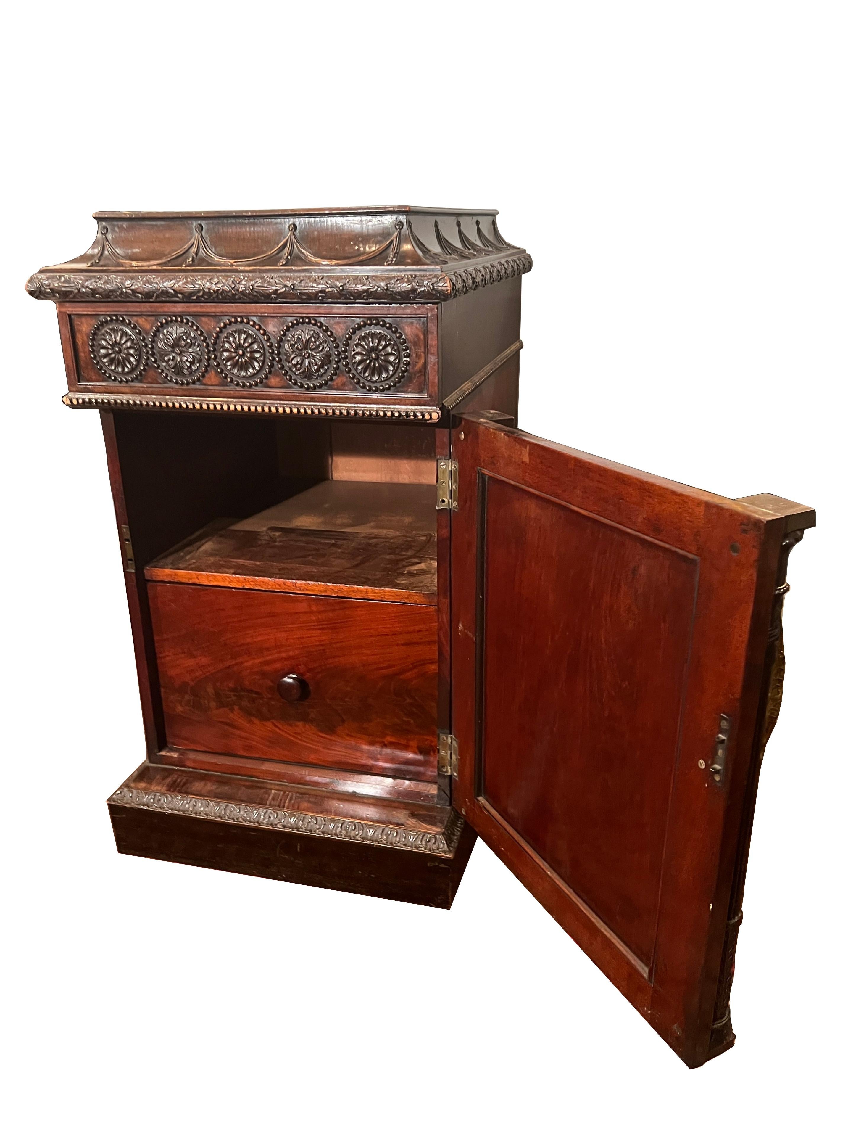 Inglese Antica credenza inglese in stile Adams in mogano intagliato, 3 pezzi, CIRCA 1880. in vendita