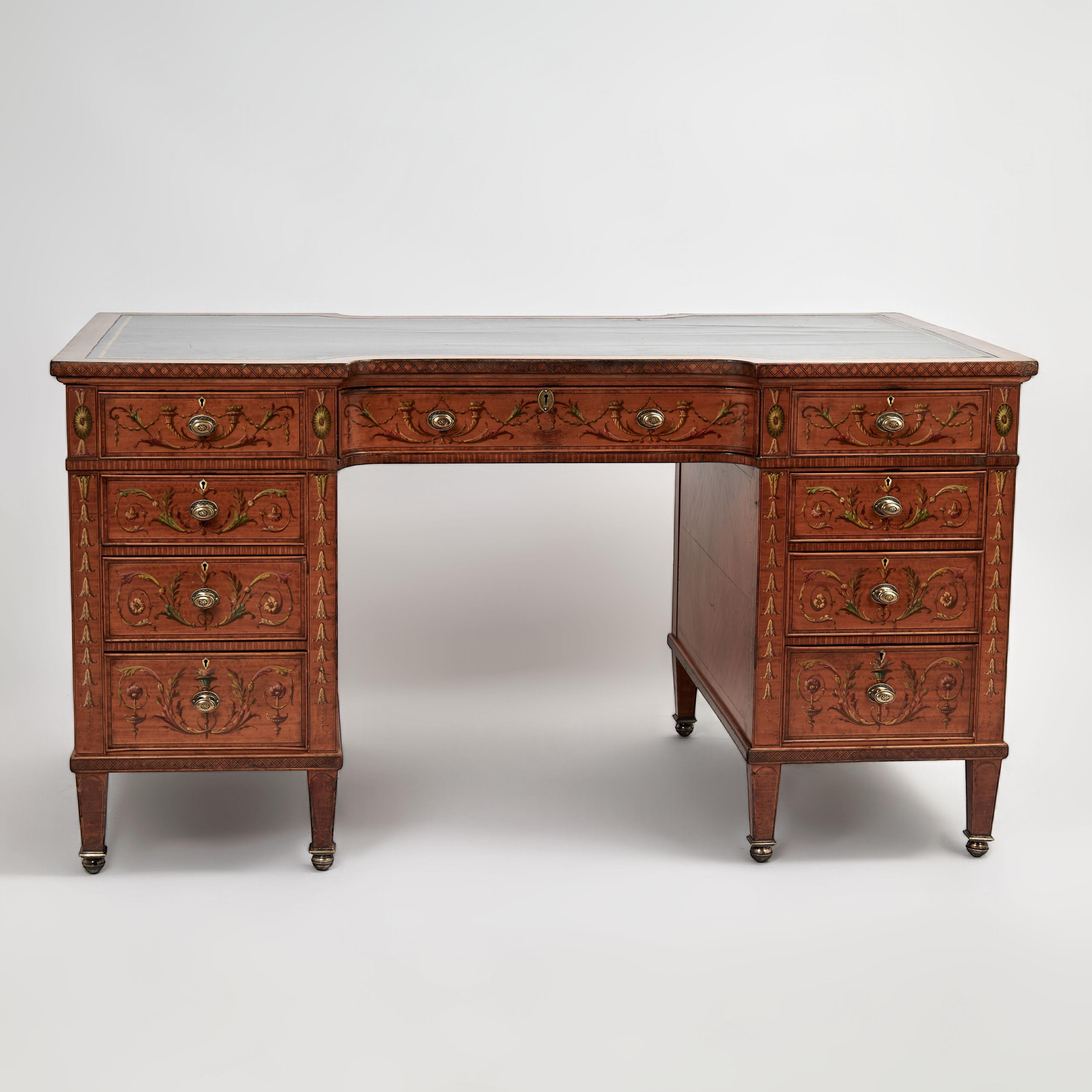 Schöner englischer Schreibtisch im Adams-Stil, gefertigt aus Mahagoni, mit einer geprägten Lederplatte auf einem Doppelsockel mit neun Schubladen, Messingbeschlägen, konischen Beinen und mit klassischer Blumenmalerei im Adams-Stil.