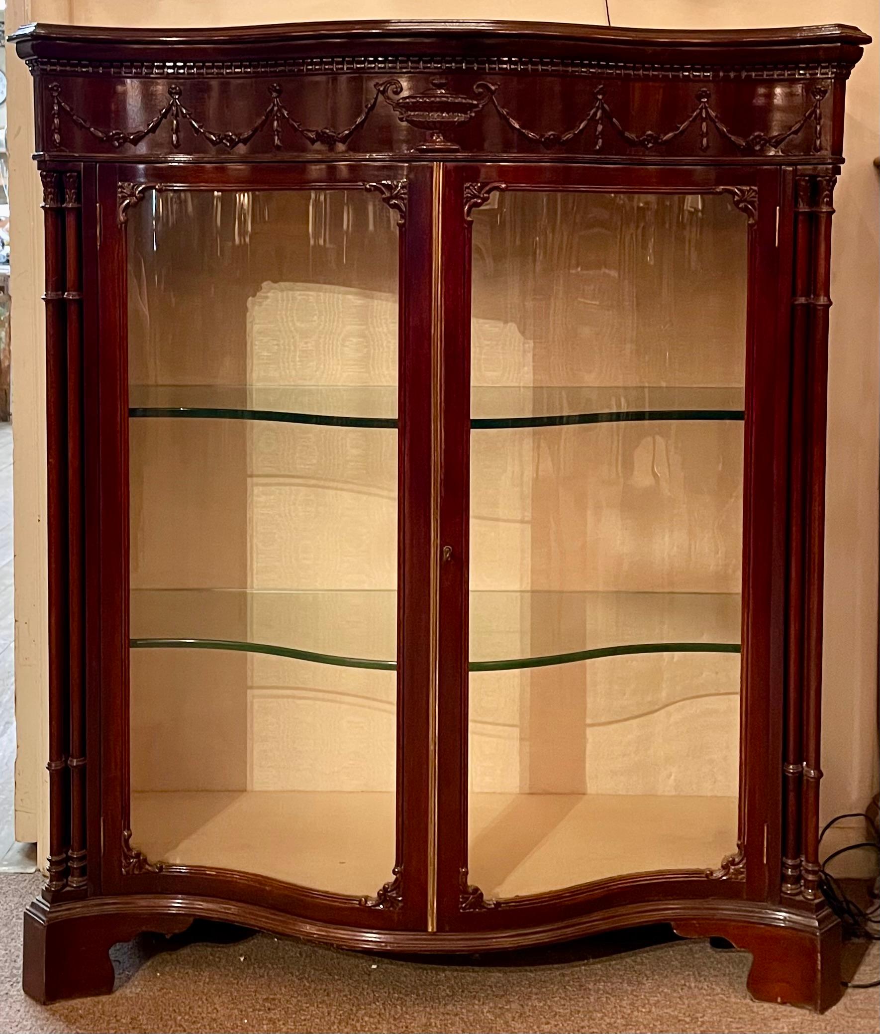 Style Adam Ancienne vitrine en acajou serpentin de style Adams, Circa 1890. en vente