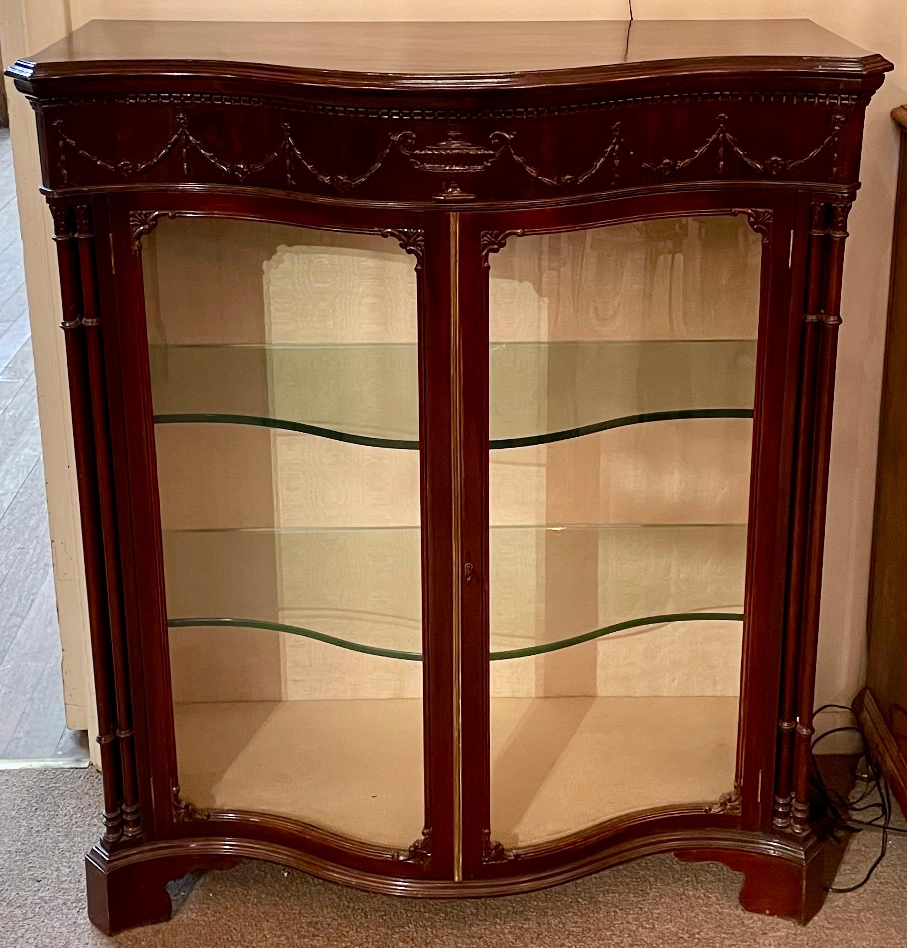 Anglais Ancienne vitrine en acajou serpentin de style Adams, Circa 1890. en vente