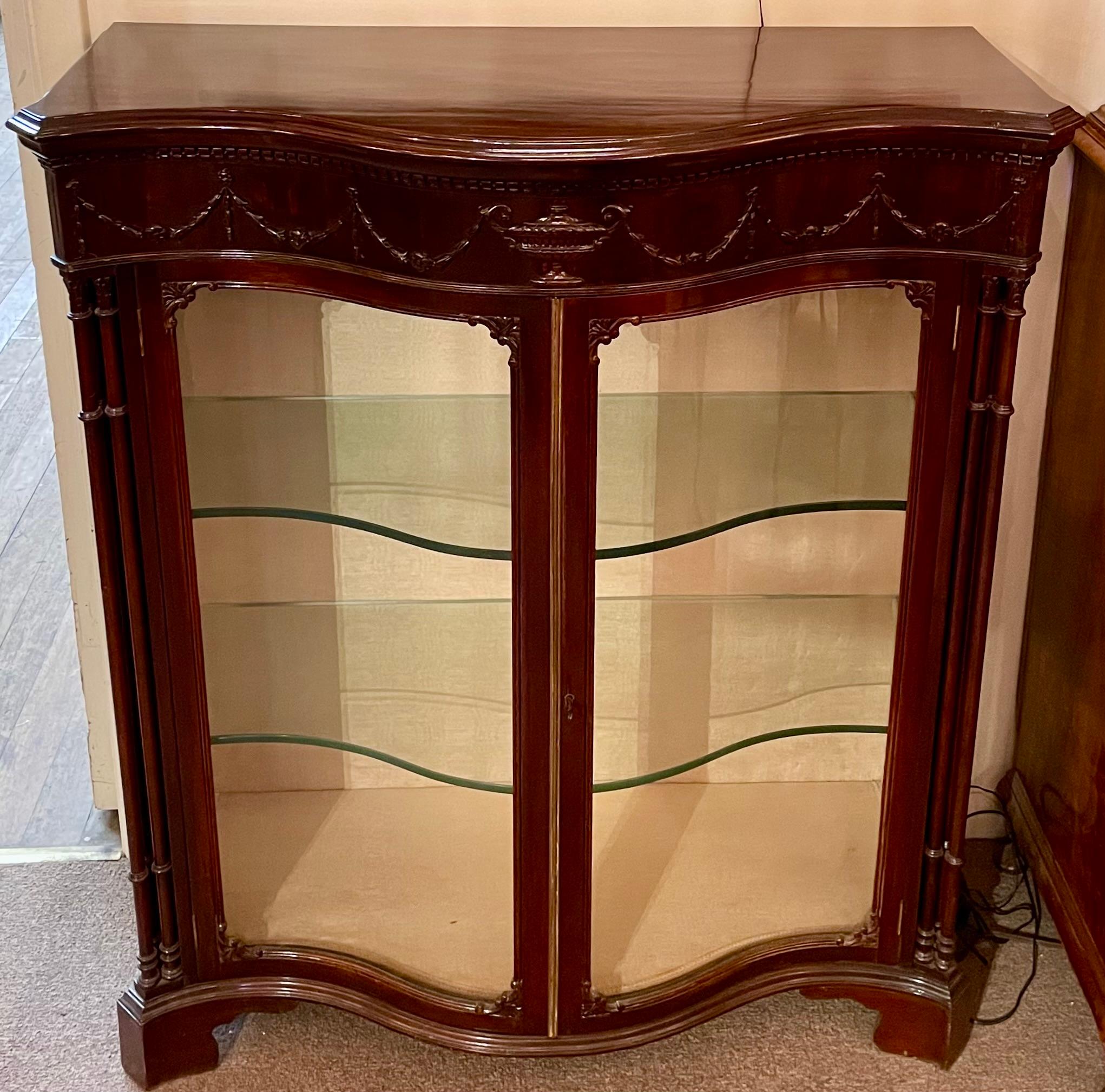 Ancienne vitrine en acajou serpentin de style Adams, Circa 1890. Bon état - En vente à New Orleans, LA