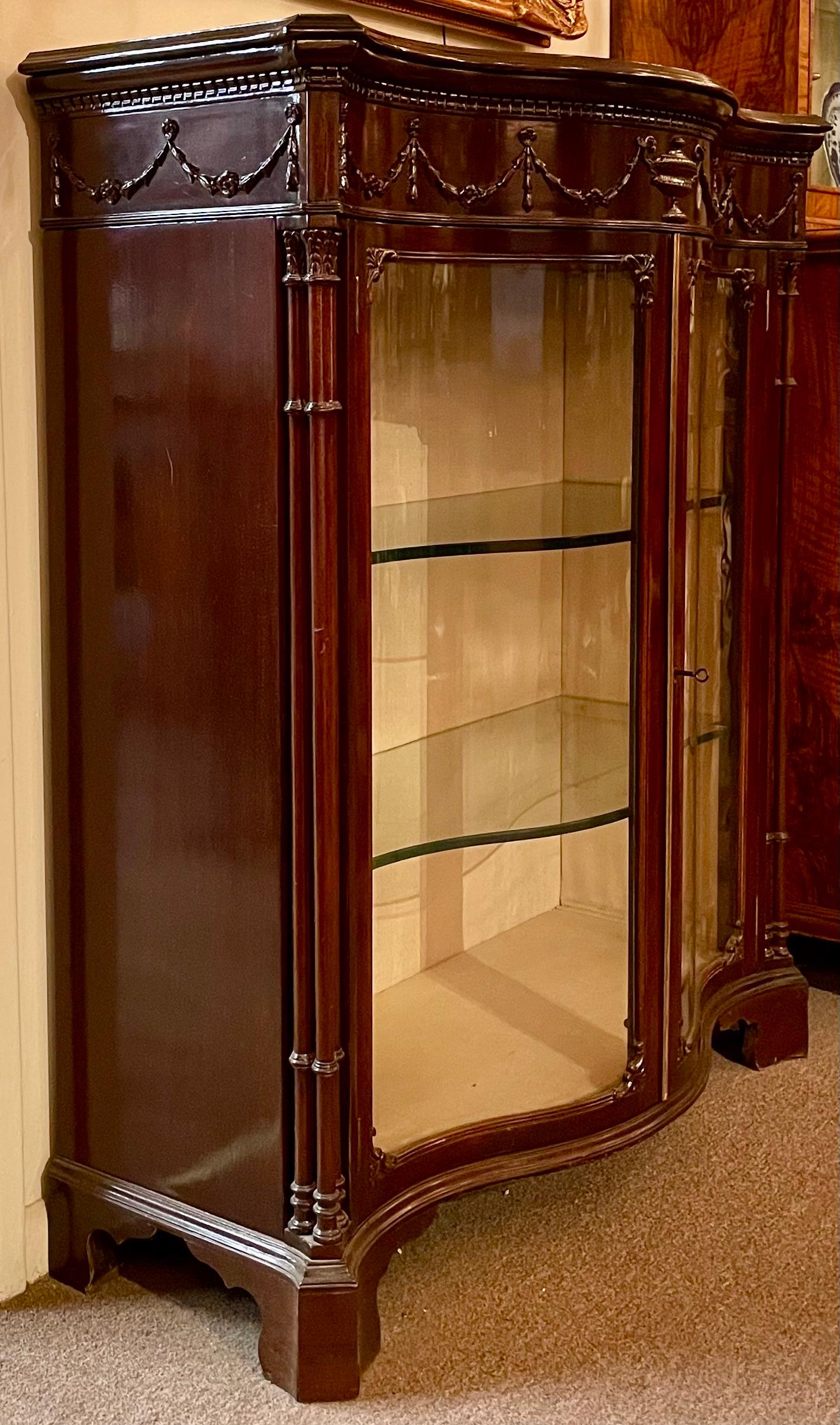 Acajou Ancienne vitrine en acajou serpentin de style Adams, Circa 1890. en vente
