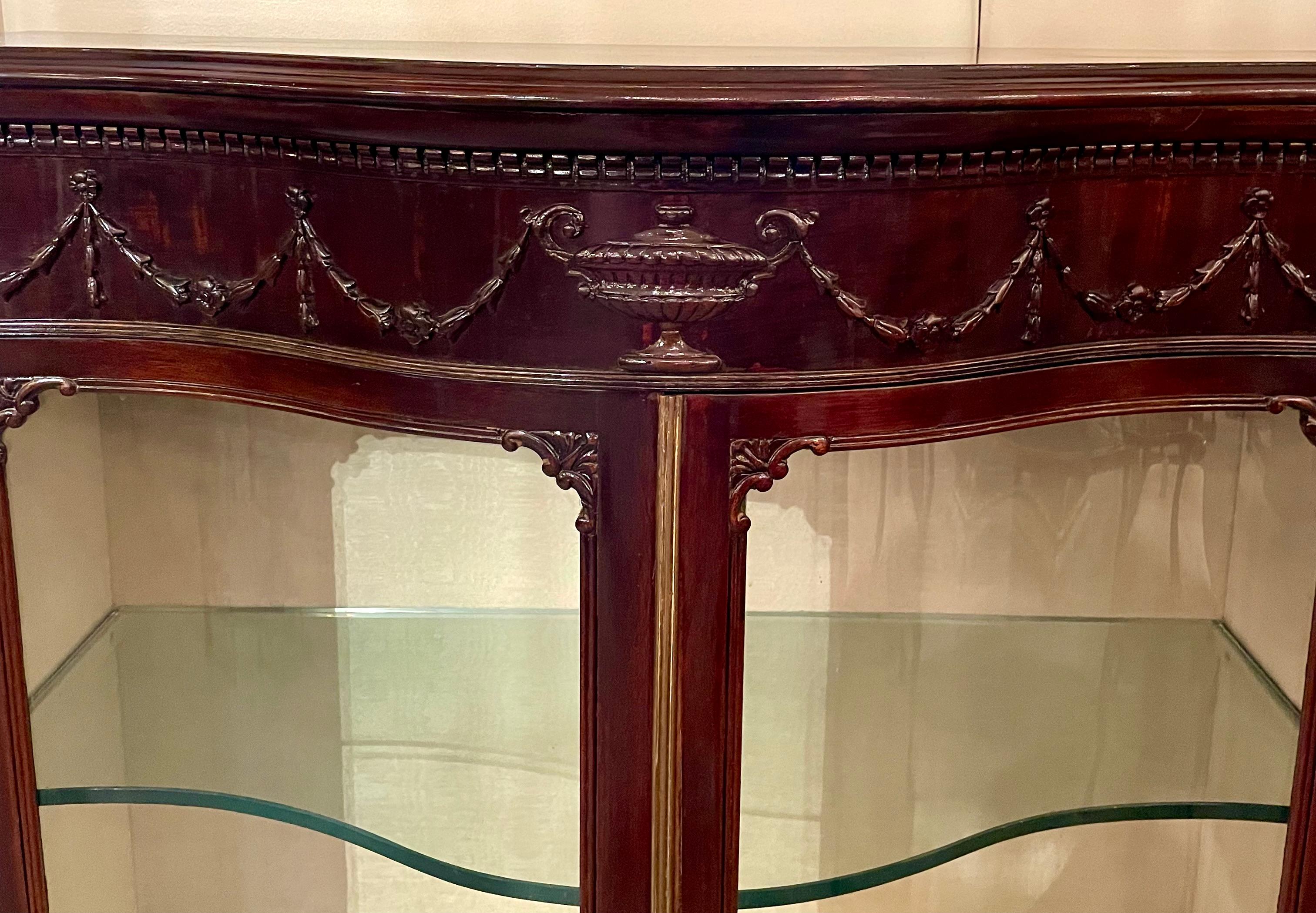 Ancienne vitrine en acajou serpentin de style Adams, Circa 1890. en vente 1