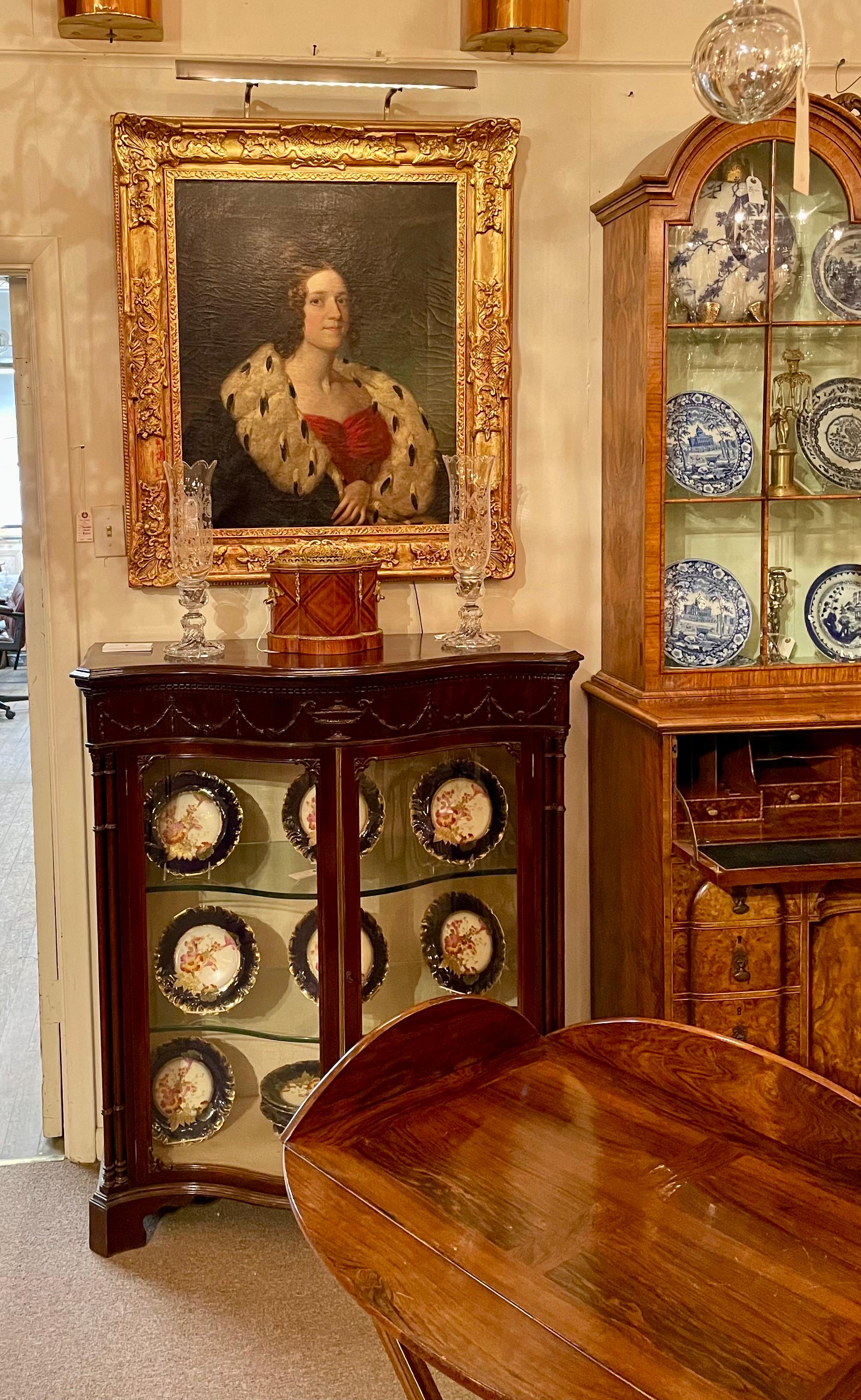 Ancienne vitrine en acajou serpentin de style Adams, Circa 1890. en vente 2