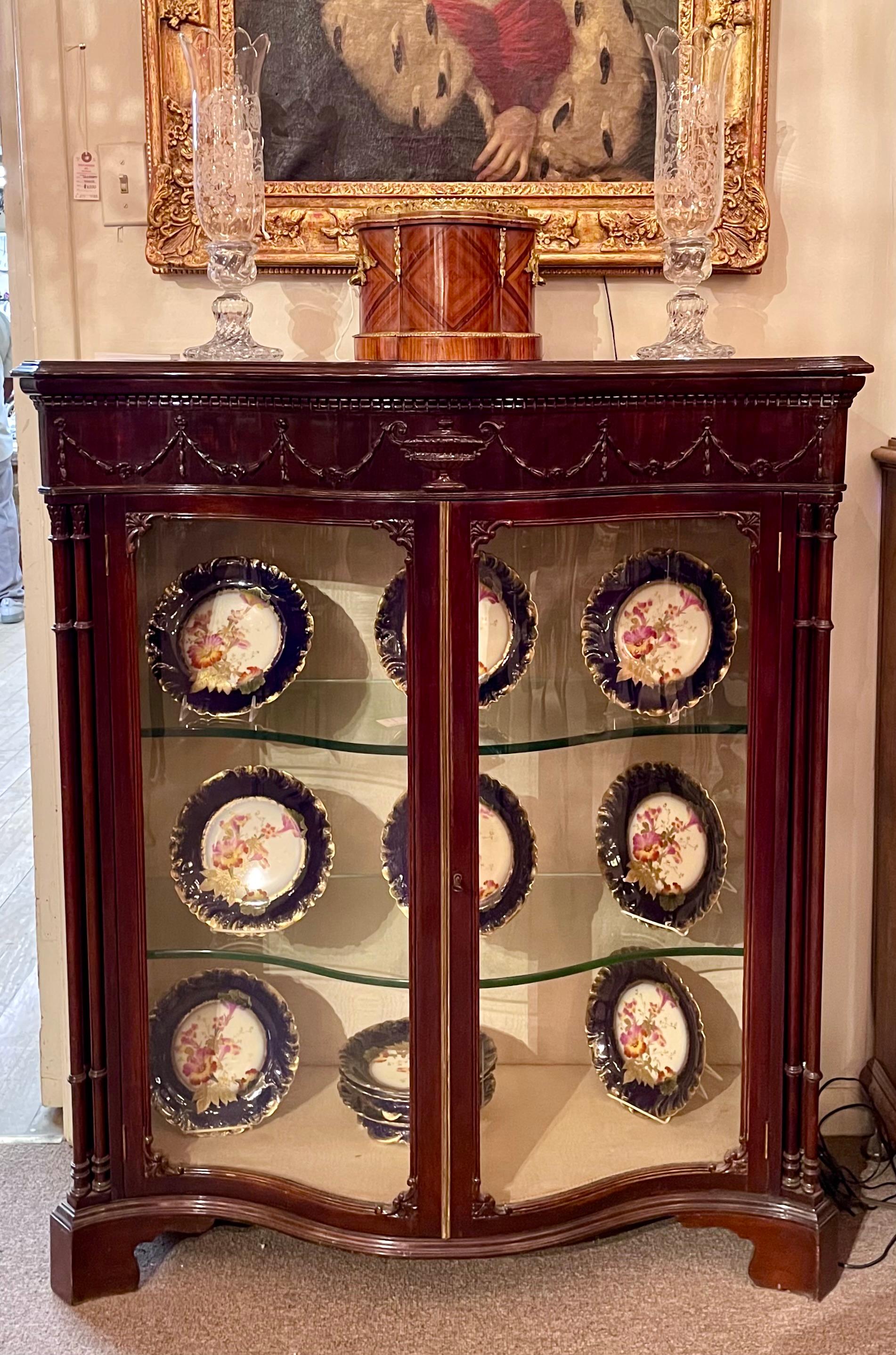 Ancienne vitrine en acajou serpentin de style Adams, Circa 1890. en vente 3