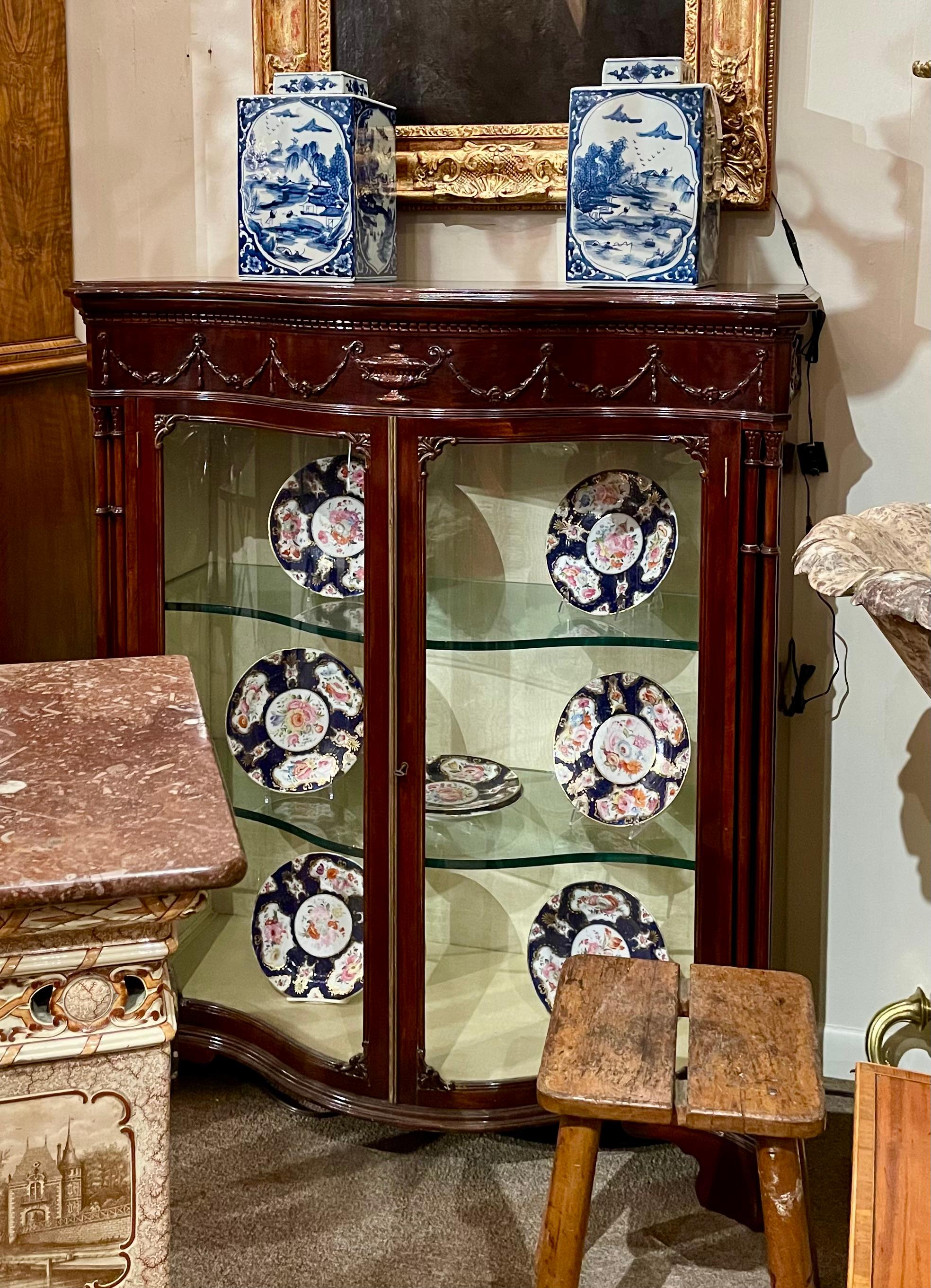 Antico mobile da esposizione inglese in stile Adams in mogano a serpentina, CIRCA 1890. in vendita 3
