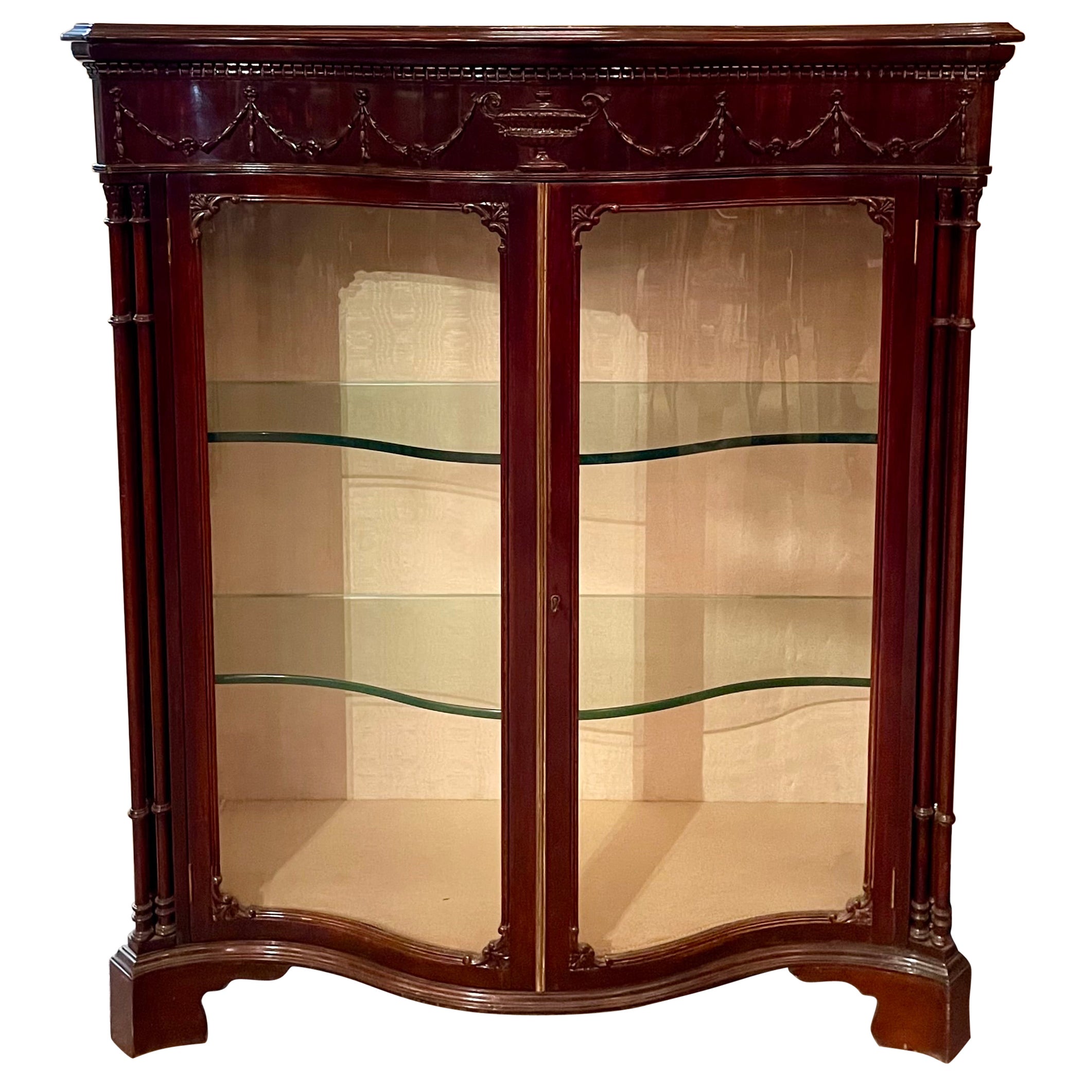Ancienne vitrine en acajou serpentin de style Adams, Circa 1890.
