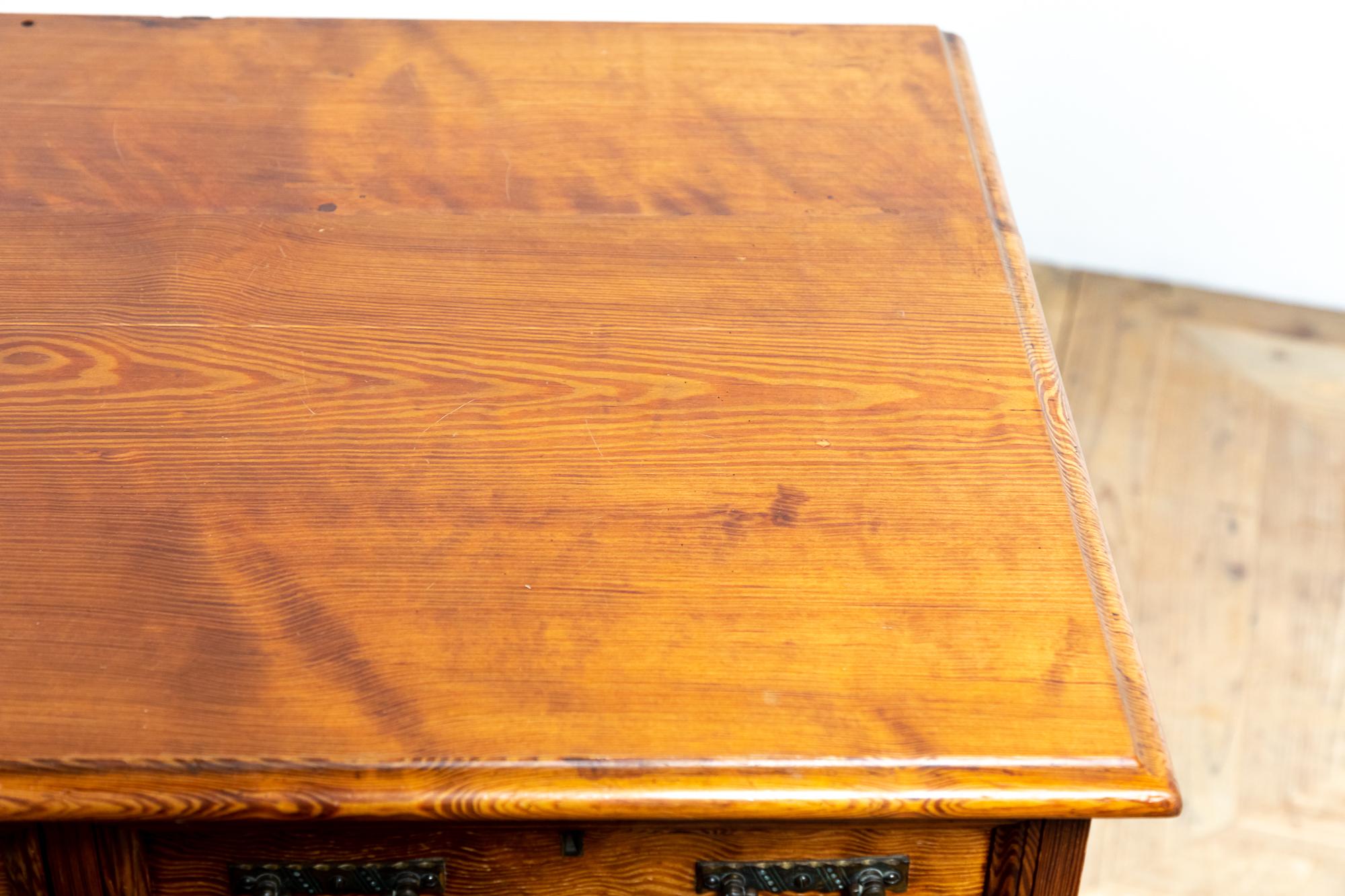 Antique English Aesthetic Movement 19th Century Oregon Pine Desk For Sale 1