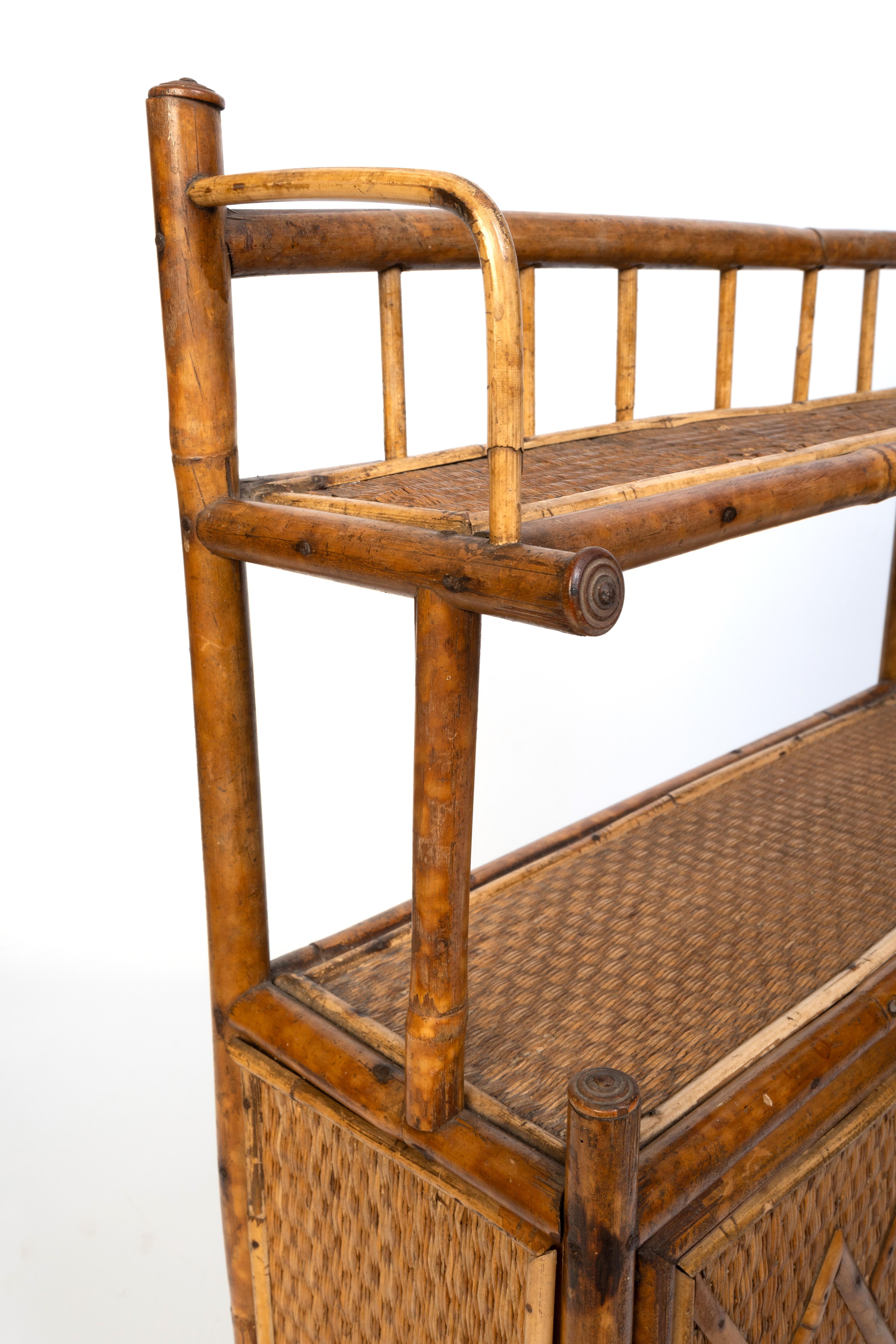Ancienne armoire murale en bambou et rotin de l'Aesthetic Movement anglais C.1890 en vente 4