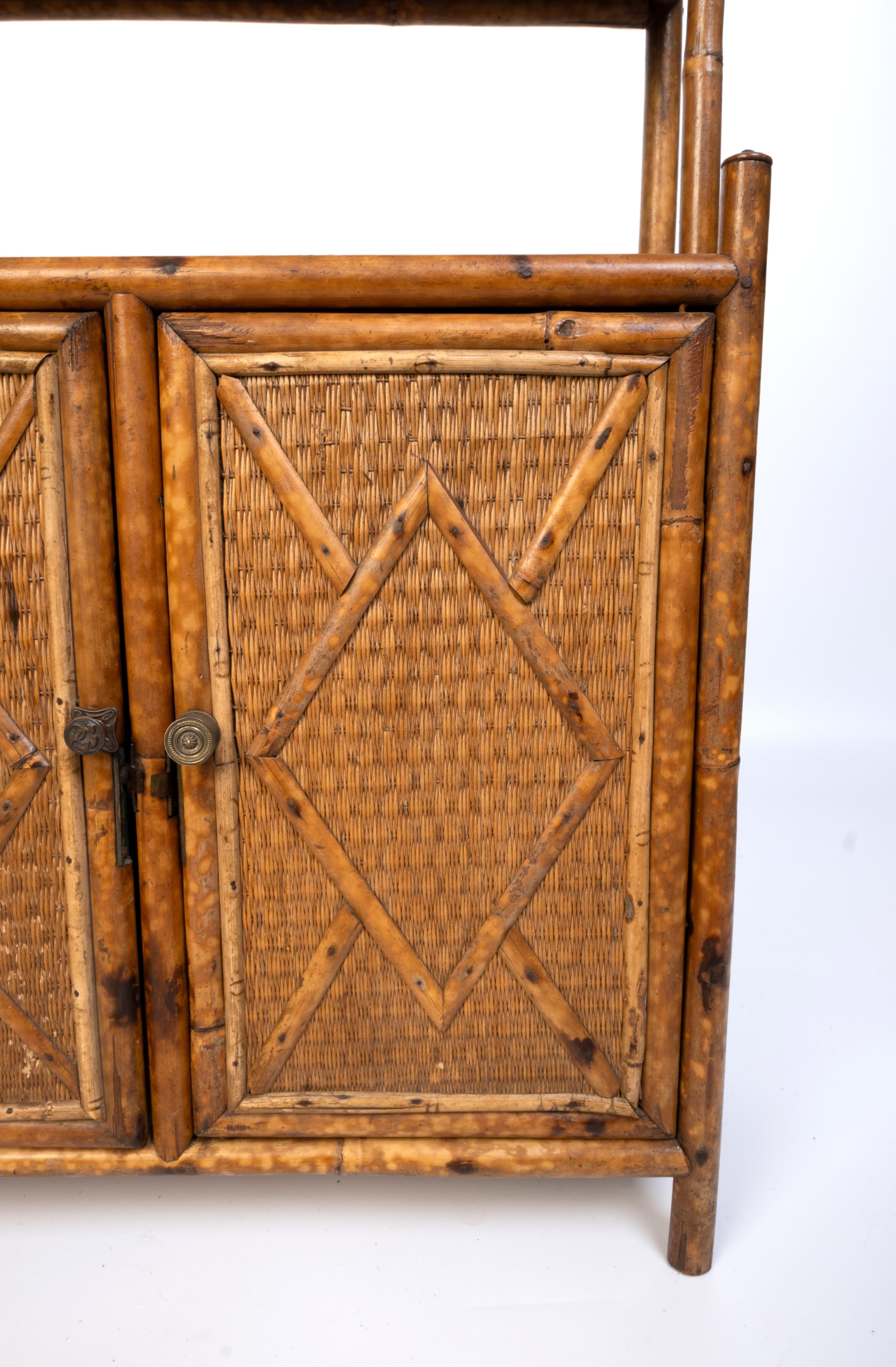 Ancienne armoire murale en bambou et rotin de l'Aesthetic Movement anglais C.1890 en vente 6